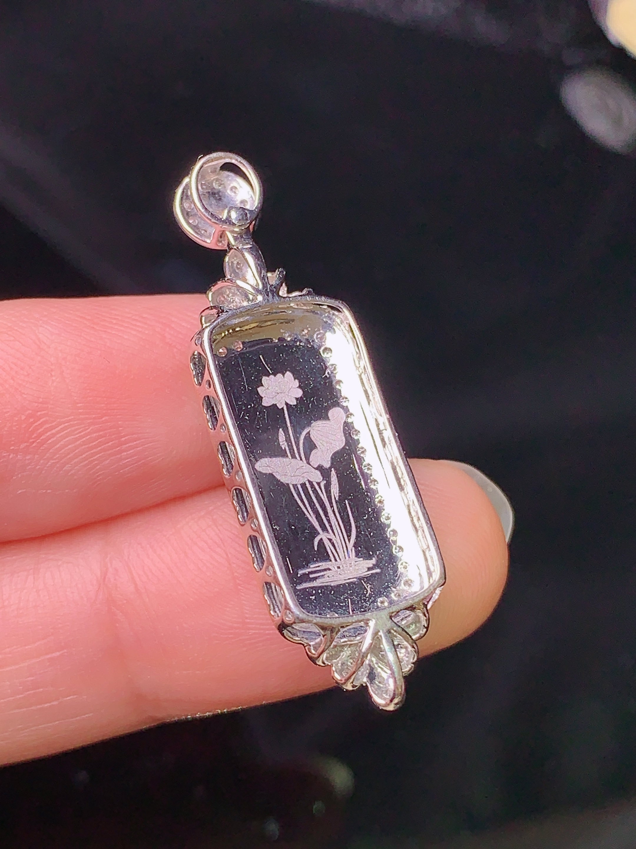 18k金钻镶嵌翠绿无事牌吊坠 玉质细腻 色泽艳丽 整体尺寸34.6*10.6*6