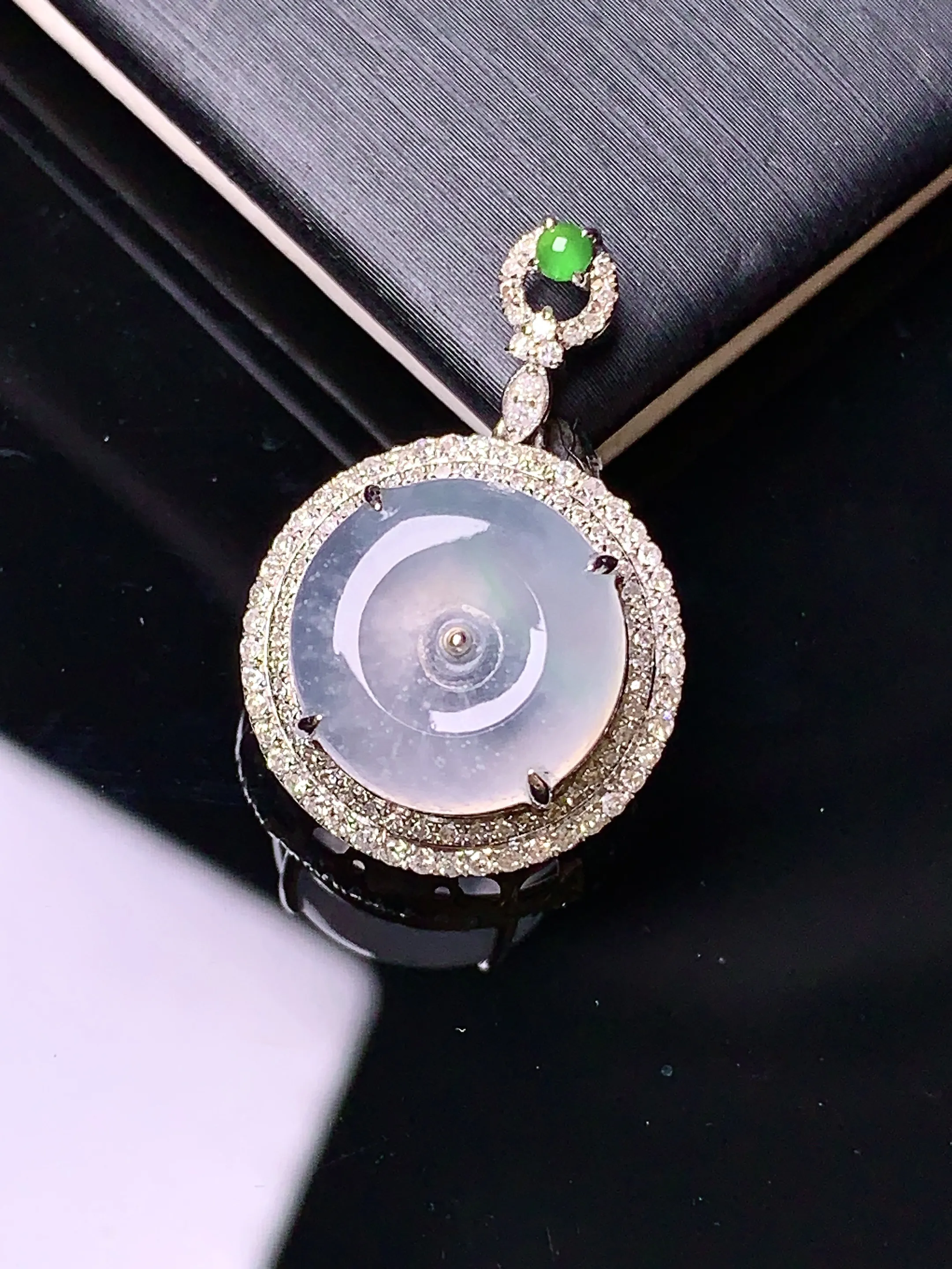 18k金钻镶嵌木那料雪花棉平安扣吊坠 玉质细腻 色泽清新艳丽 整体尺寸24*16*8.8