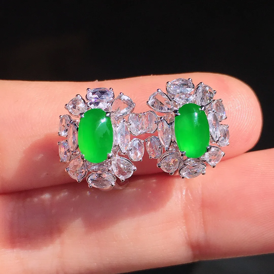 阳绿蛋面耳钉，色泽均匀艳丽，玉质细腻，荧光感超
强，饱满圆润，尽显优雅气质，18k
金豪华镶嵌