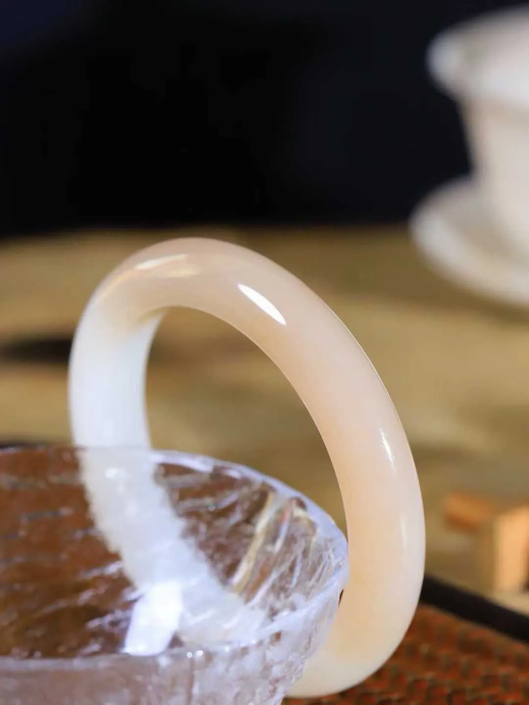 【柔情素语·手镯】

收藏级️和田玉藕粉白双色手镯，玉质细腻温润，手感舒适，️线条流畅，简约大气，美自天成，佩戴于腕间，婉约之美，举手投足间透出那份低调奢华，醉人心扉。重67克 内径圈口58mm  尺寸12.6-10.3mm   FDA-55110500