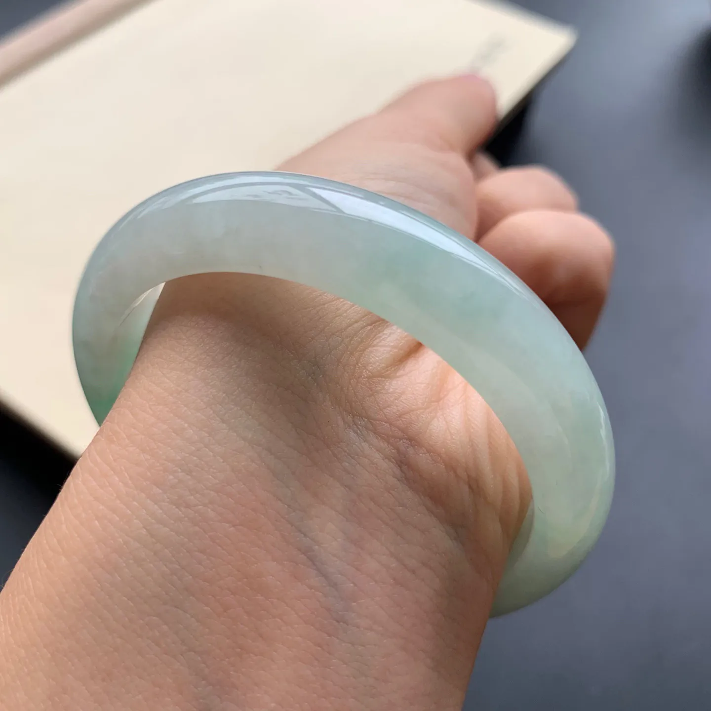 53圈口飘黄翡正圈手镯 尺寸：53-12-7.8，无纹裂，细腻光滑，色泽亮丽