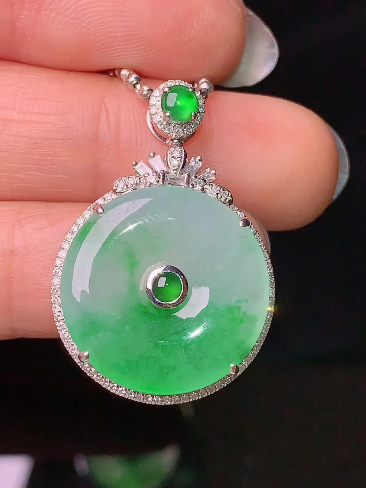 18k金钻镶嵌翠绿平安扣吊坠 玉质细腻 色泽艳丽 整体尺寸29.5*20.5*6.3