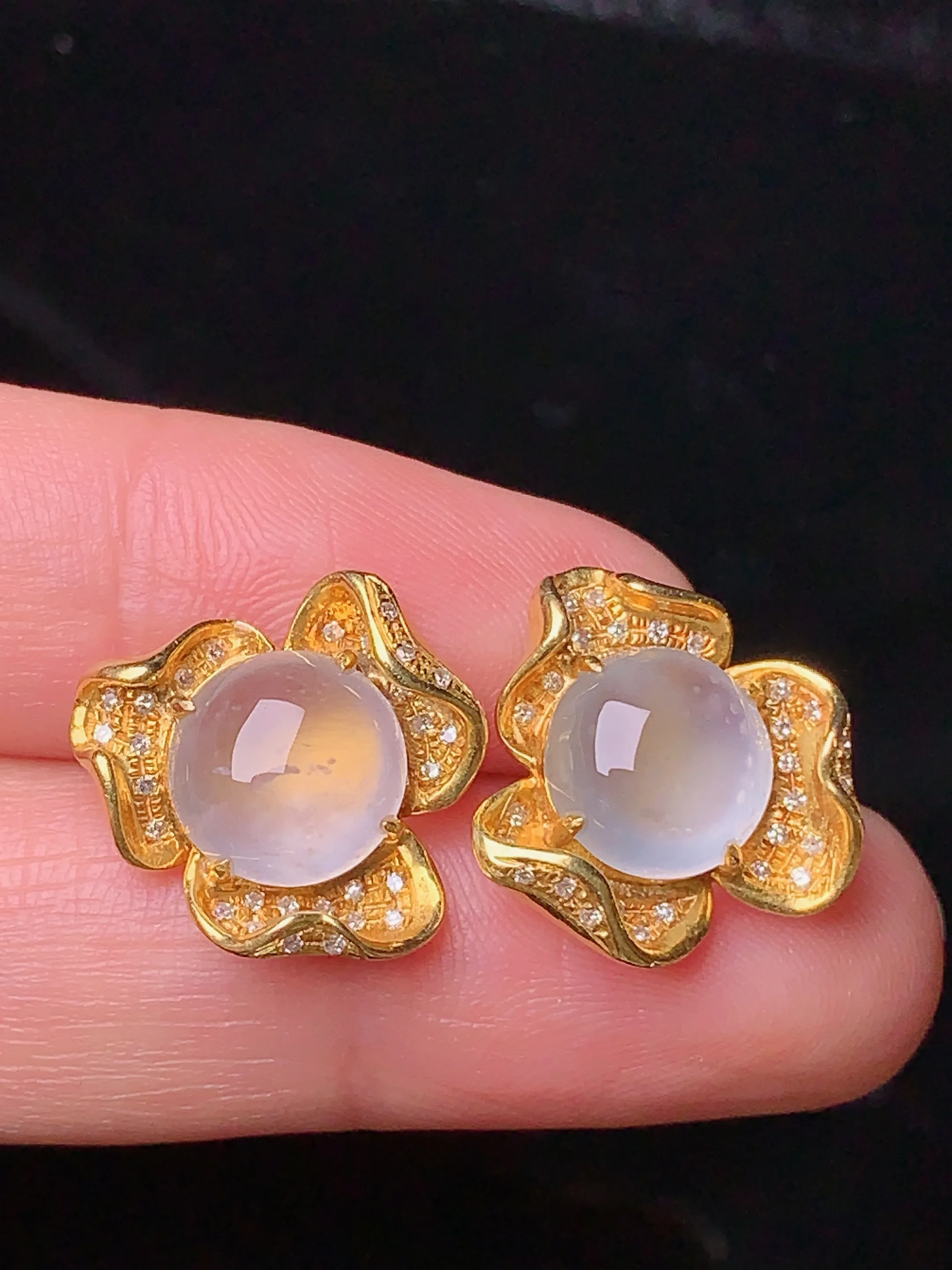 18k金钻镶嵌冰种蛋面耳钉 玉质细腻 色泽清新艳丽 整体尺寸14.3*5.5