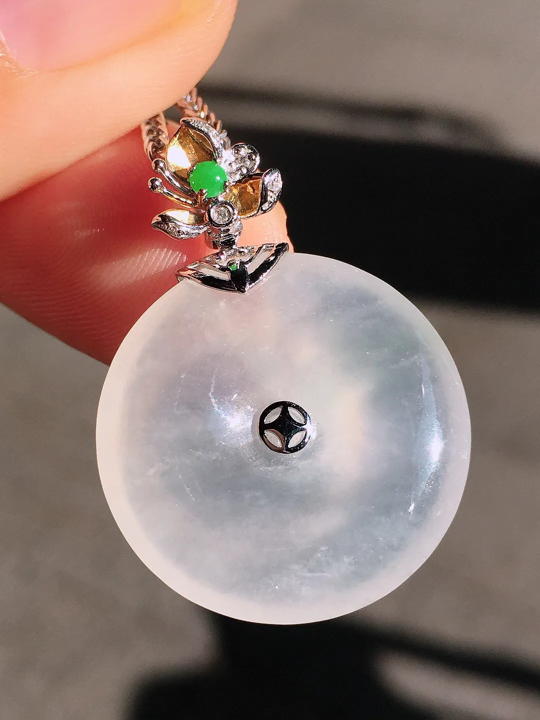 冰种平安扣吊坠，玉质细腻，荧光感超
强，饱满圆润，尽显优雅气质，18k
金豪华镶嵌