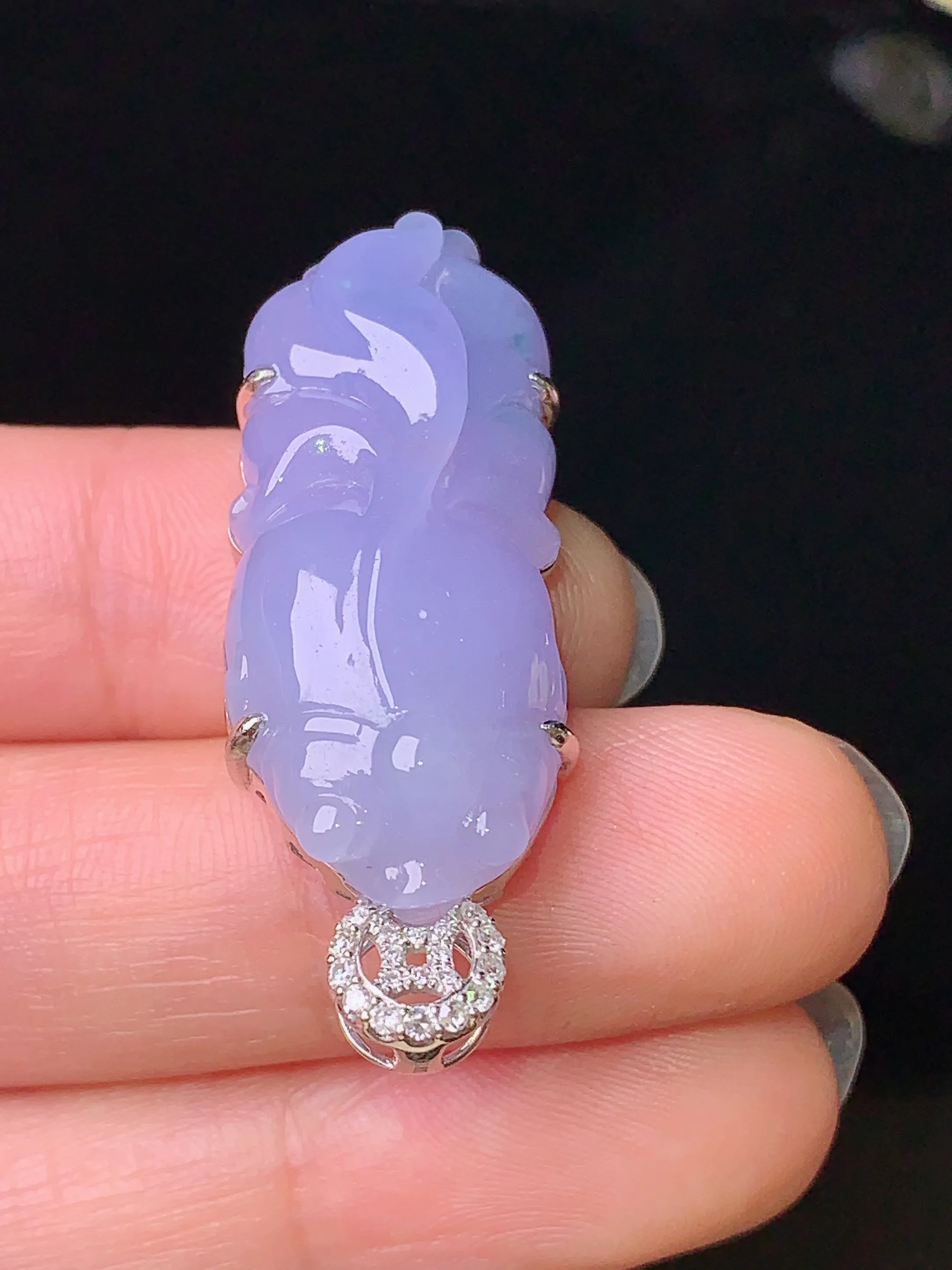 18k金钻镶嵌紫罗兰金鱼吊坠 玉质细腻 色泽艳丽 整体尺寸37.5*14.3*8.5