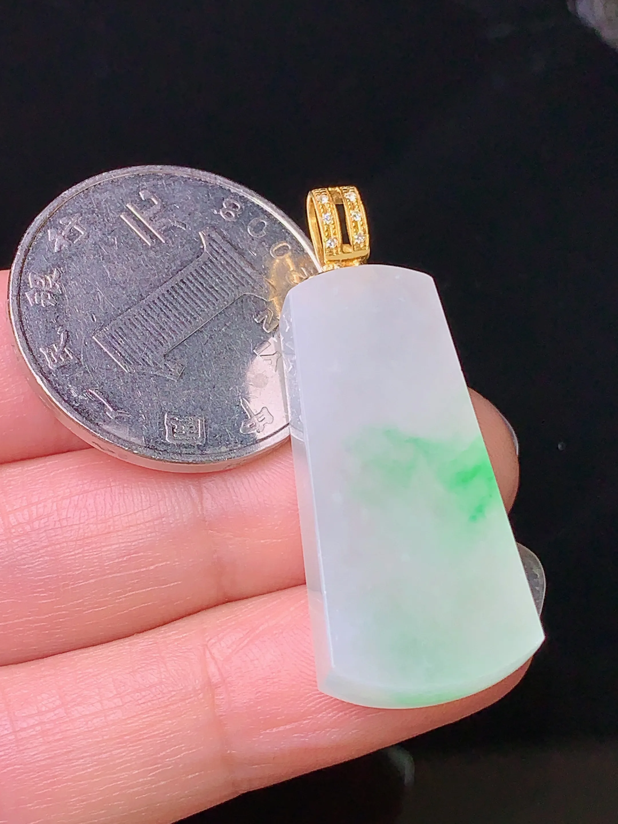 18k金钻镶嵌飘绿无事牌吊坠 玉质细腻 色泽艳丽 整体尺寸38.8*14.7*6