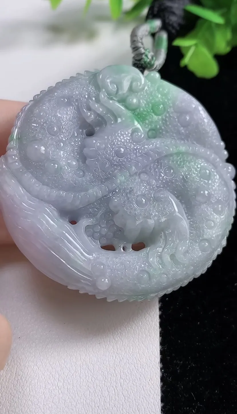 翡翠a货春带彩 飘绿龙牌吊坠，尺寸55.5-13，重:71.85g