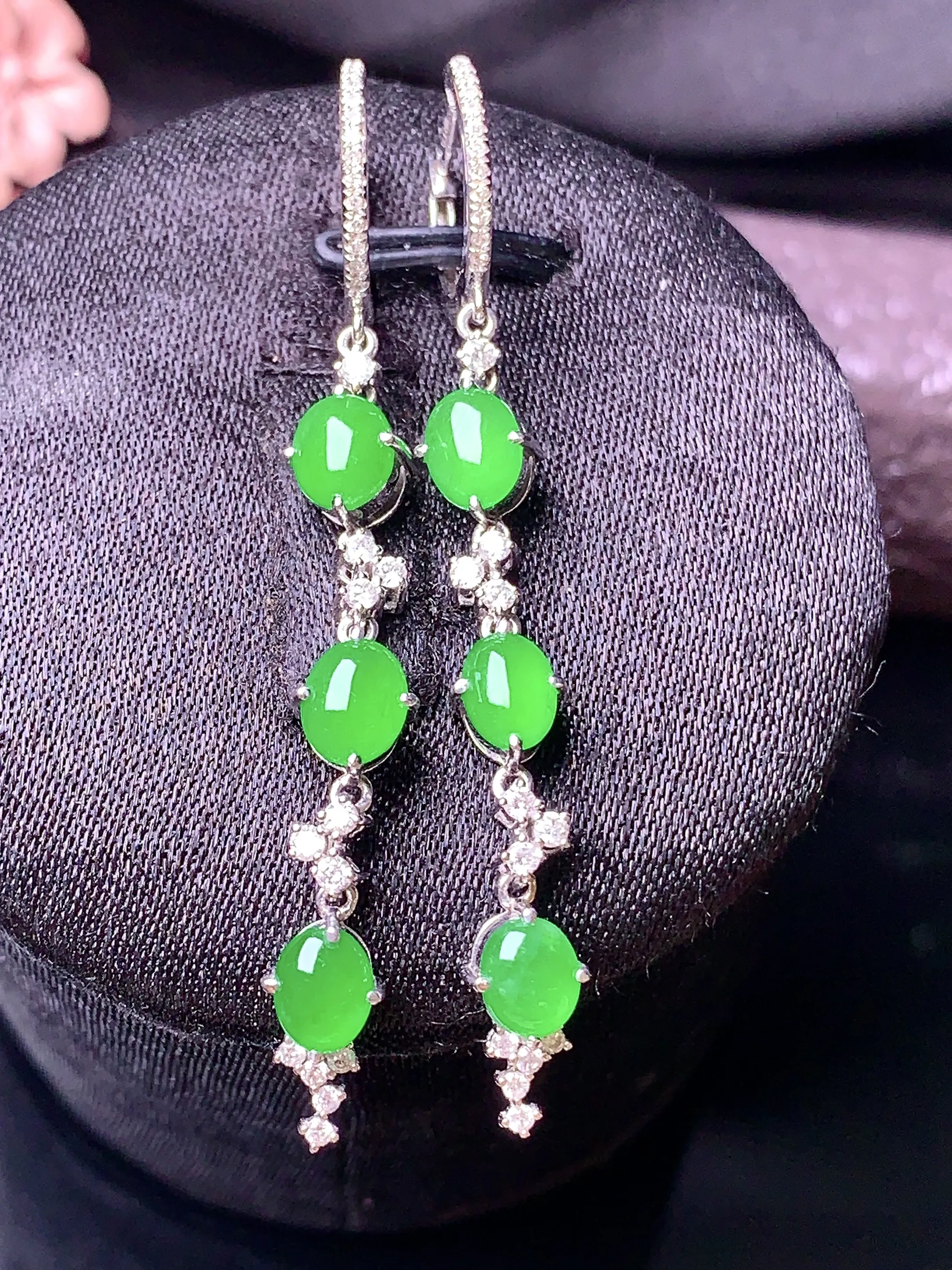 18k金钻镶嵌满绿蛋面耳坠 玉质细腻 色泽艳丽 整体尺寸50.8*5.2*4.5