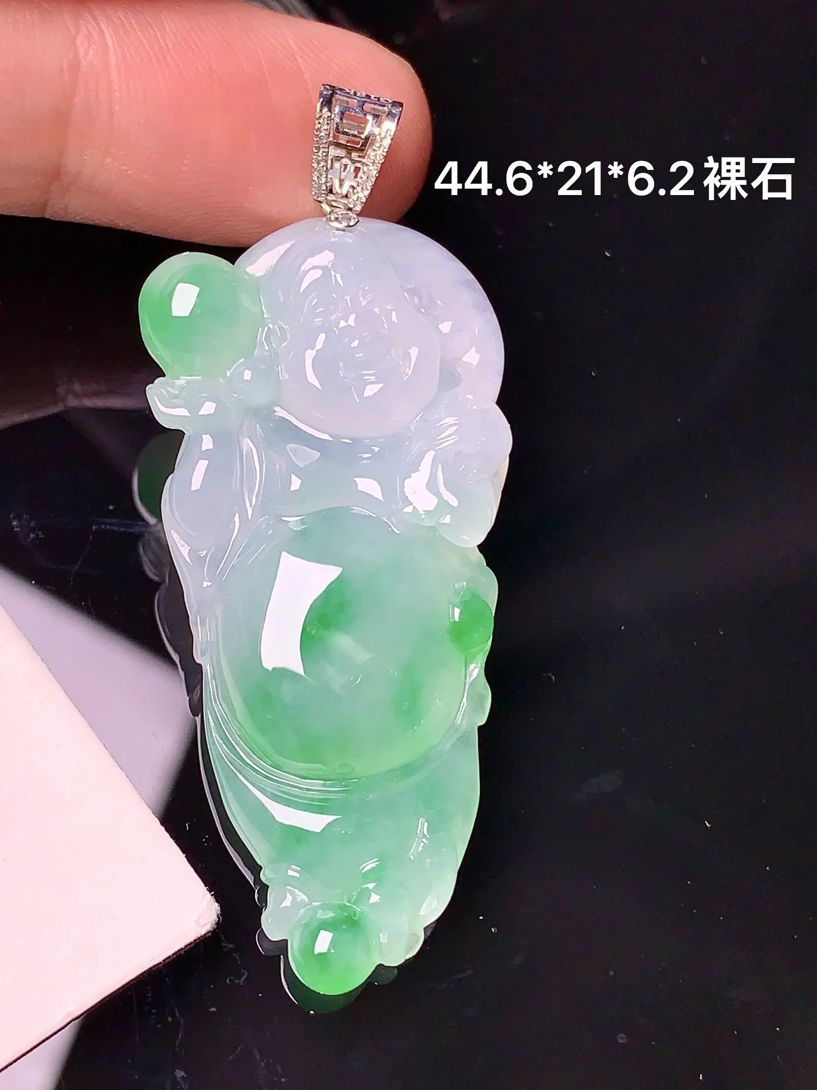 18k金镶嵌飘绿逍遥佛公吊坠 玉质细腻 色泽清新艳丽 整体尺寸44.6*21*6.2