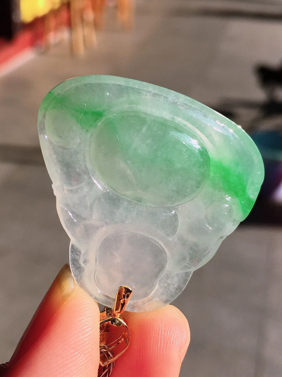 飘绿钱袋佛吊坠，色泽艳丽，玉质细腻，荧光感超
强，饱满圆润，尽显优雅气质，18k
金豪华镶嵌