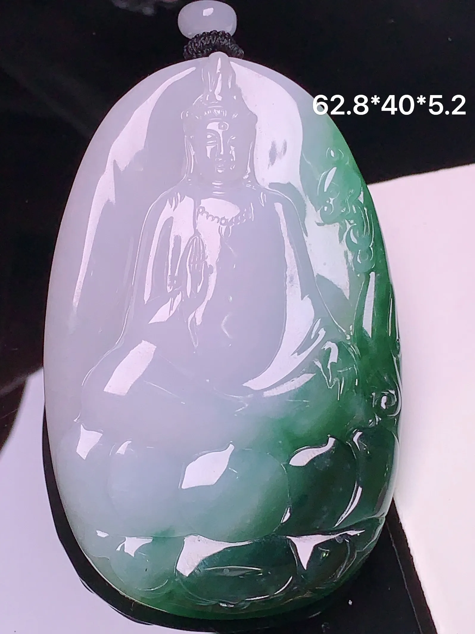 飘绿观音菩萨吊坠 玉质细腻 色泽清新艳丽 整体尺寸62.8*40*5.2