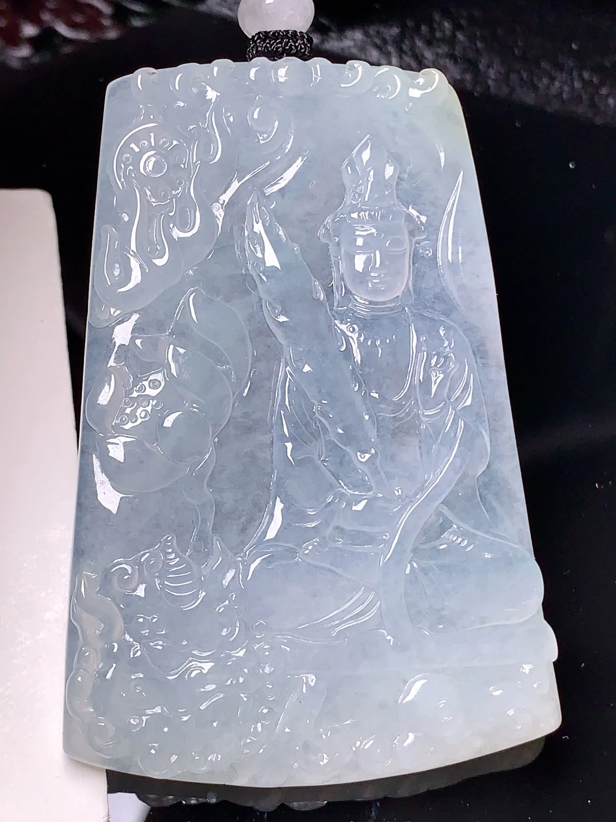 冰种观音菩萨吊坠 玉质细腻 色泽清新艳丽 整体尺寸62.3*42.6*5.5