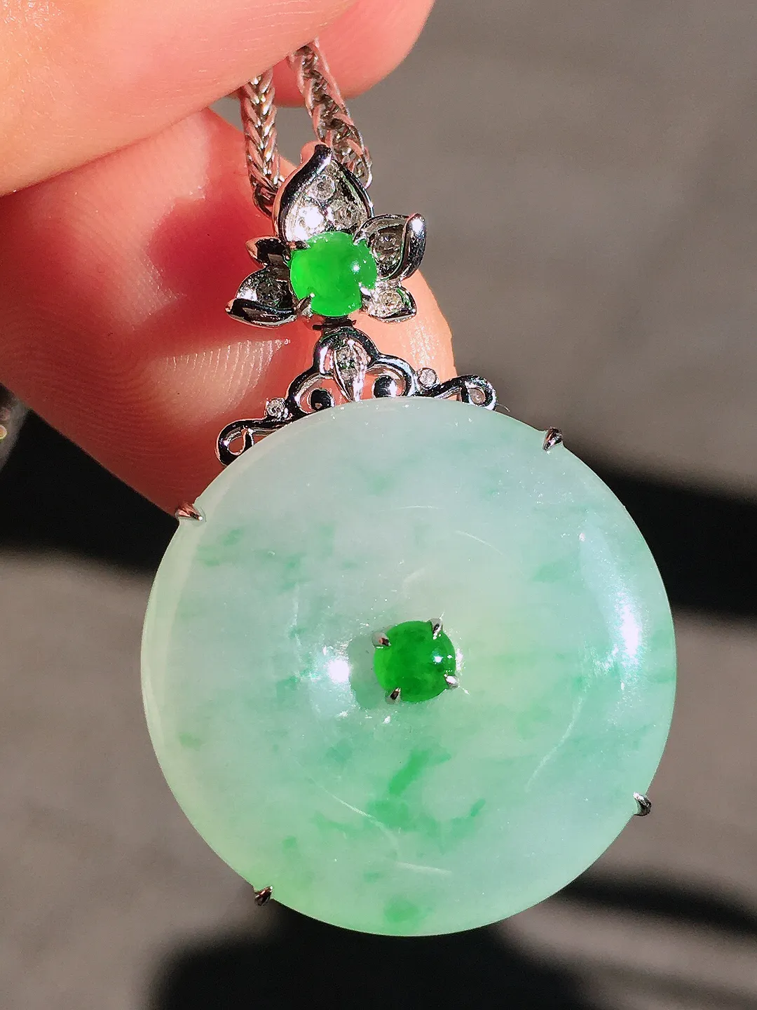 飘绿平安扣吊坠，色泽艳丽，玉质细腻，荧光感超
强，饱满圆润，尽显优雅气质，18k
金豪华镶嵌