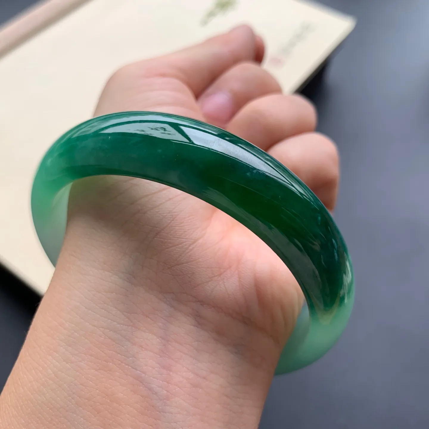 59.5圈口辣绿正圈手镯 尺寸：59.5-14.8-7.5，无纹裂，细腻光滑，色泽浓郁