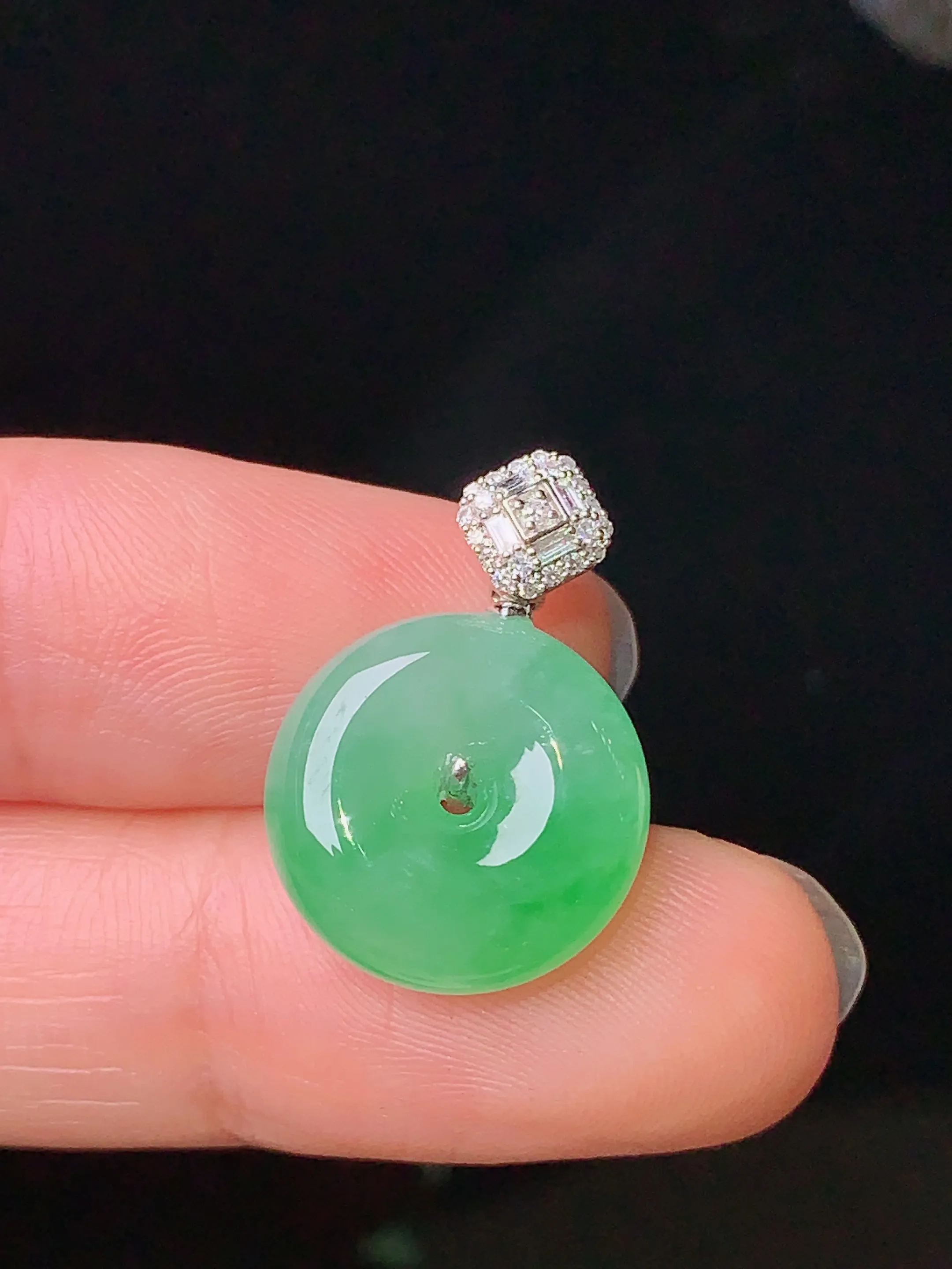 18k金钻镶嵌翠绿平安扣吊坠 玉质细腻 色泽艳丽 整体尺寸21*6