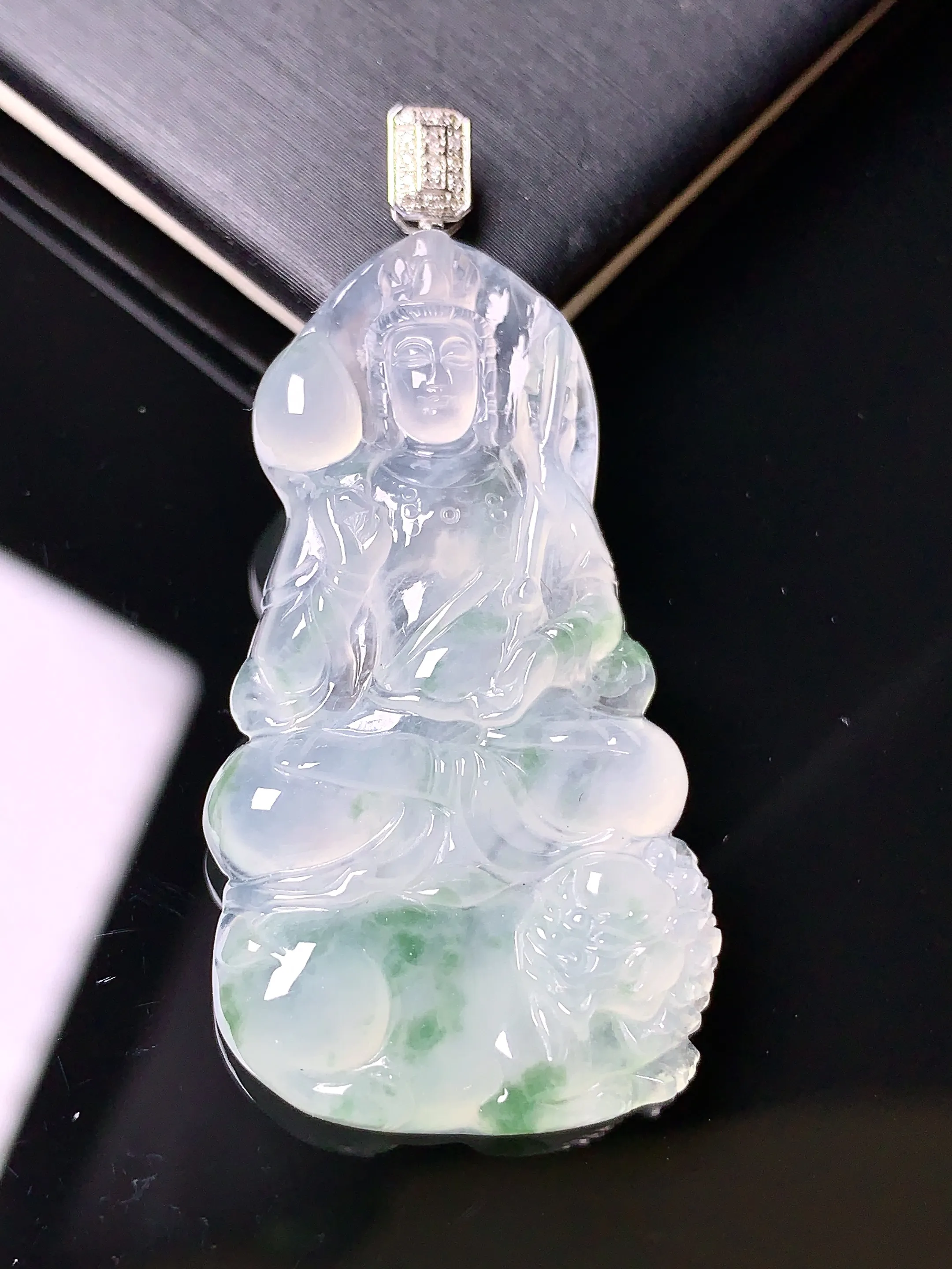 18k金钻镶嵌飘绿观音吊坠 玉质细腻 色泽艳丽 整体尺寸47.2*22.2*4.5