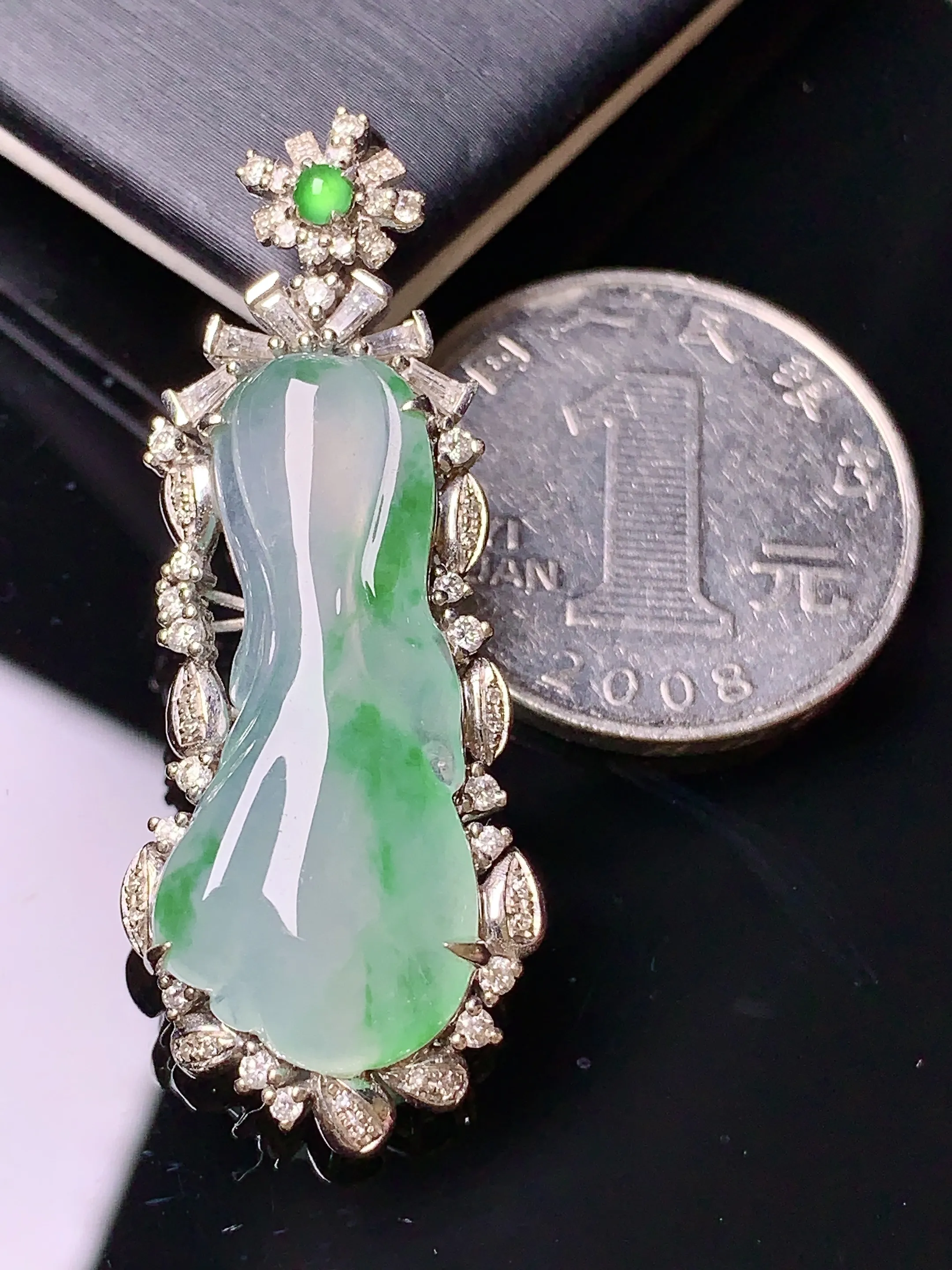 18k金钻镶嵌飘绿白菜吊坠 玉质细腻 色泽清新艳丽 整体尺寸42.5*16.7*8