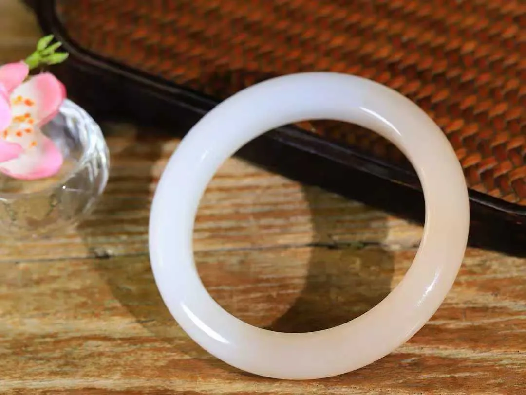 【柔情素语·手镯】

收藏级️和田玉藕粉白双色手镯，玉质细腻温润，手感舒适，️线条流畅，简约