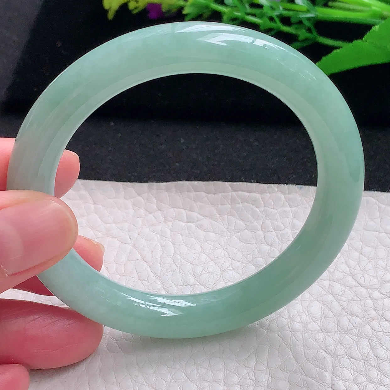 n自然光55.5*9.6*9.3美人镯 天然缅甸翡翠a货清新水绿圆条玉镯子 玉手环