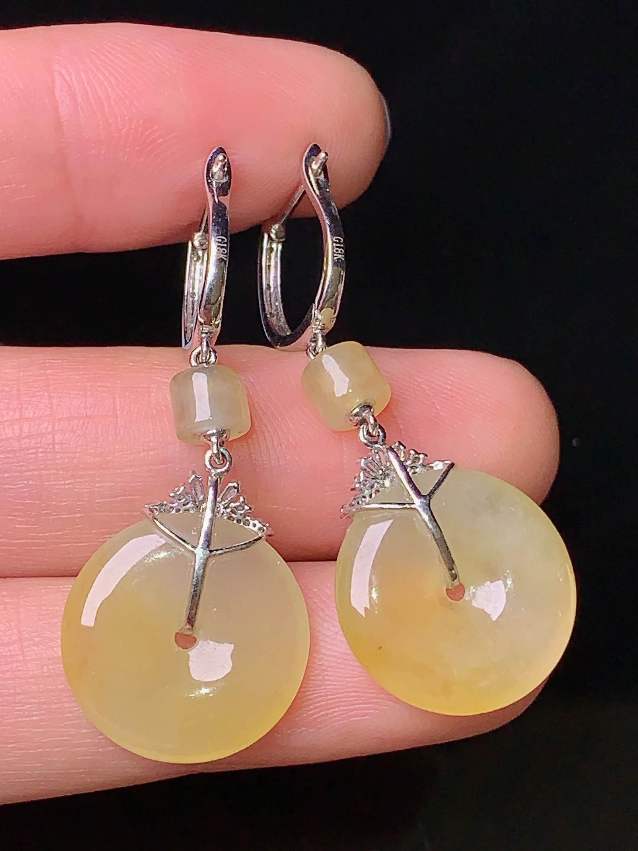 18k金钻镶嵌黄翡平安扣耳坠 玉质细腻 色泽艳丽 整体尺寸39.2*15*3