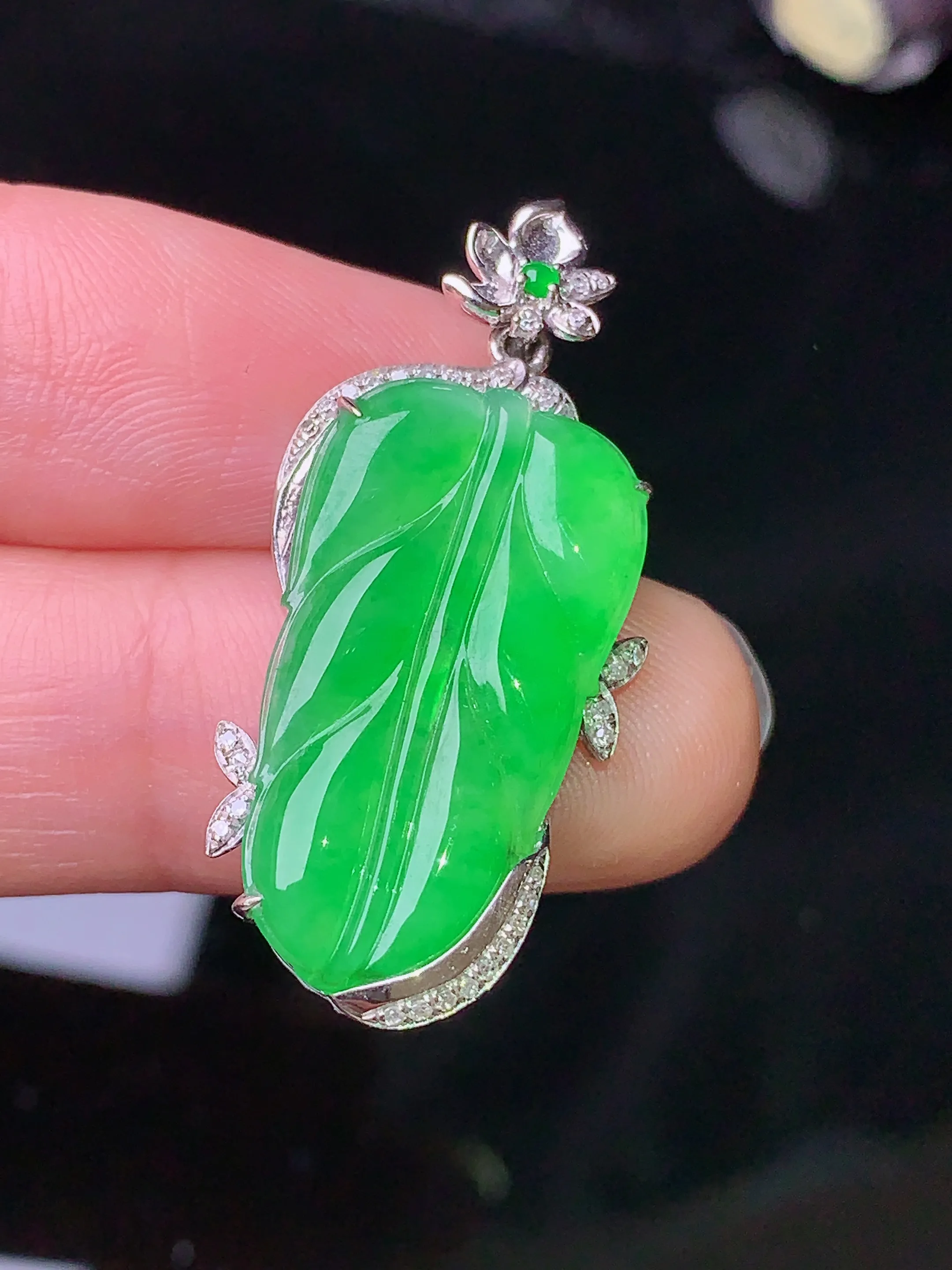 18k金钻镶嵌翠绿树叶吊坠 玉质细腻 色泽艳丽 整体尺寸32.8*15*4.5