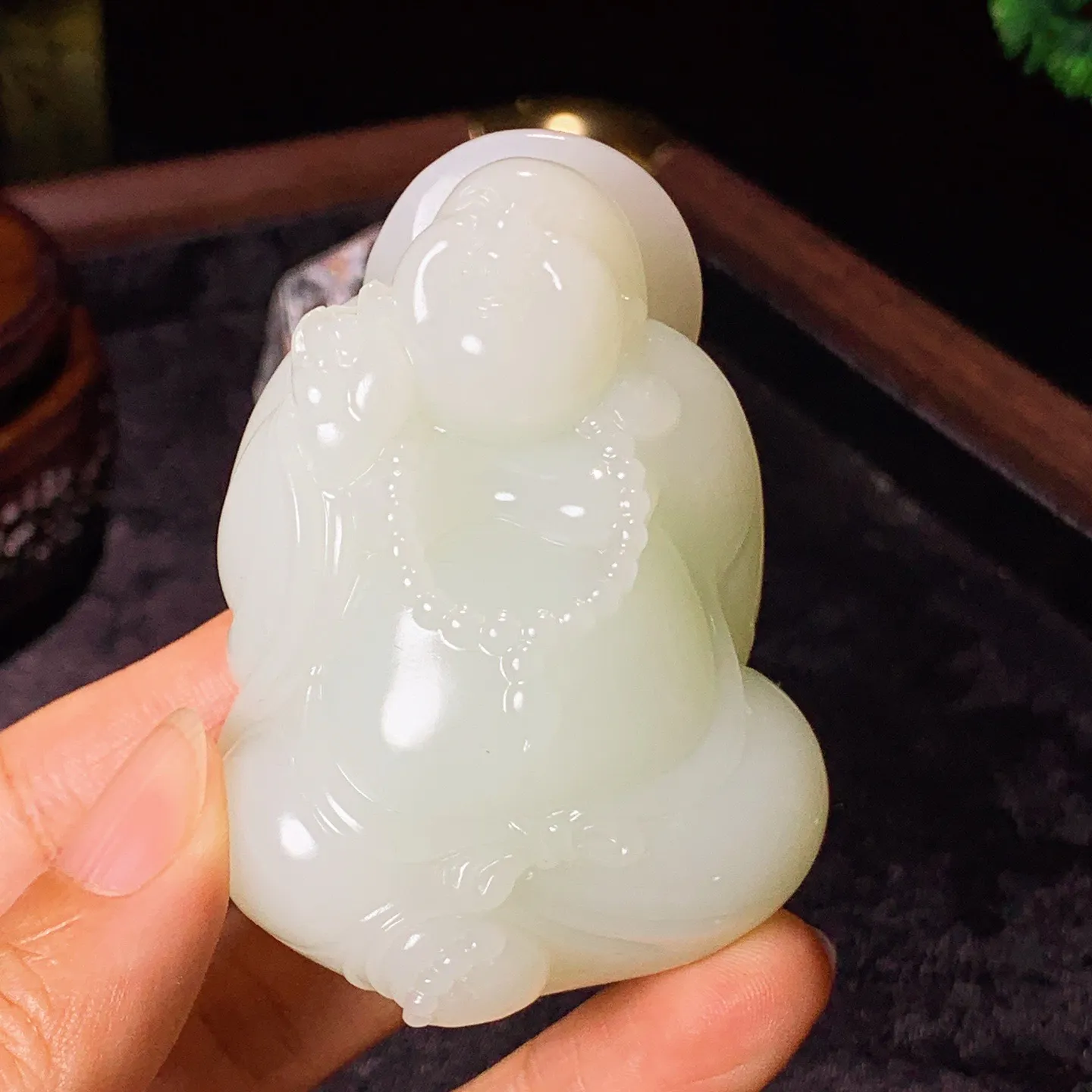 新疆和田玉羊脂白佛引福来弥勒佛把件。尺寸66/47/27重117克。玉质细腻油润。手推出油。佩戴高端典雅。lt251104