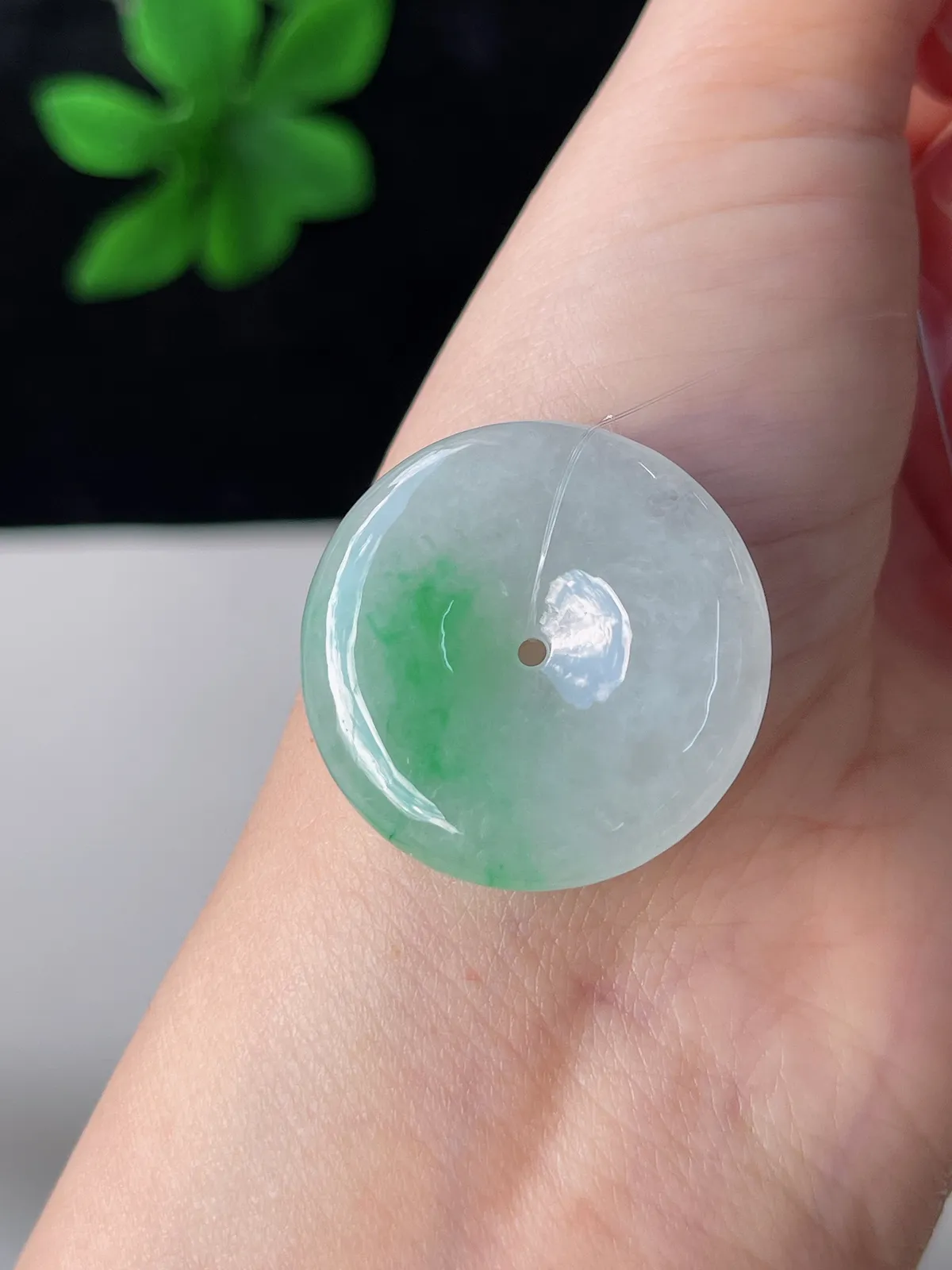 翡翠冰糯种飘绿平安扣