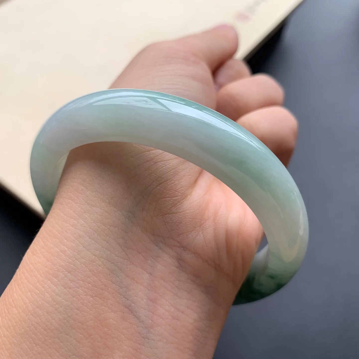 55.8圈口飘花正圈手镯 尺寸：55.8-12.3-8.2，无纹裂，细腻光滑，花色浓郁