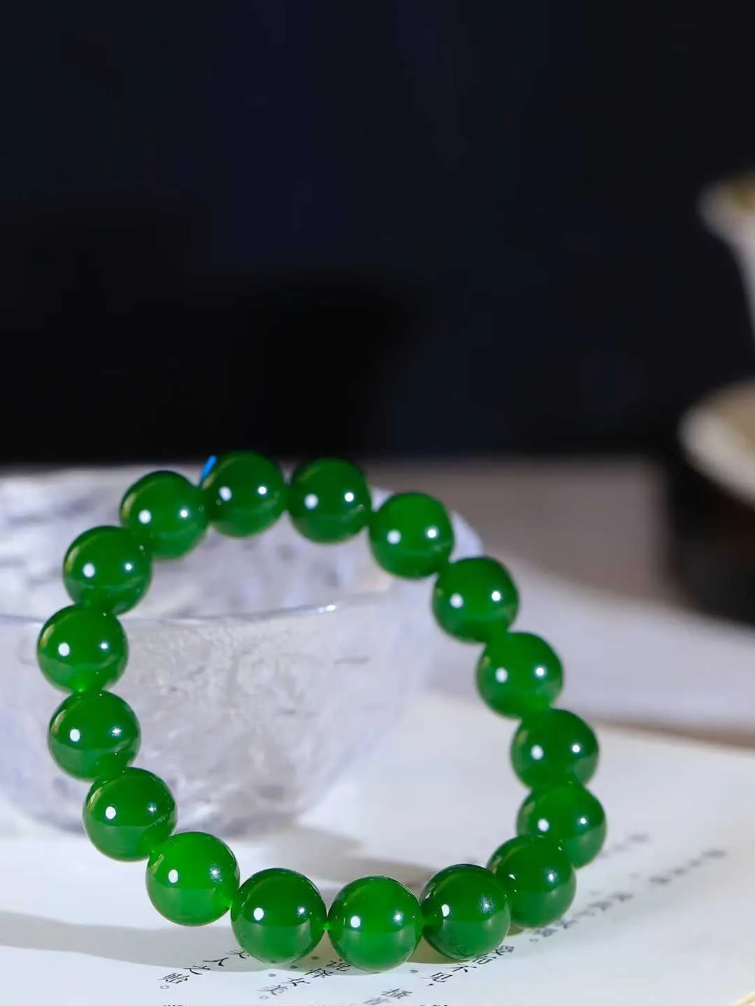 【珠圆玉润.手串】

收藏级臻品️和田玉碧玉珠圆玉润手串 玉质温润细腻  整串打磨圆润，佩戴舒适。珠珠落玉盘，间关莺语花底滑，一生美好时光，无论身在何处，都有它相伴相守。事事顺遂，幸福美满，吉祥如意。重43克 尺寸取一11.7mm  FDA-22110533