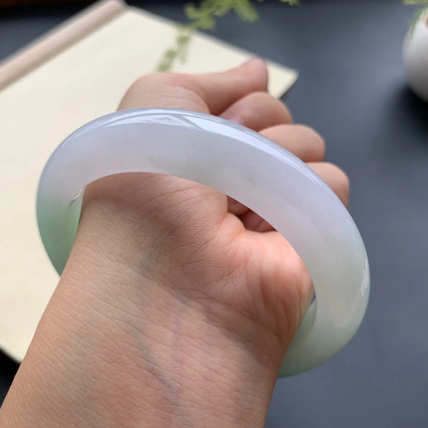 59圈口飘绿正圈手镯 尺寸：59-13-9.8，无纹裂，色泽靓丽，优美迷人