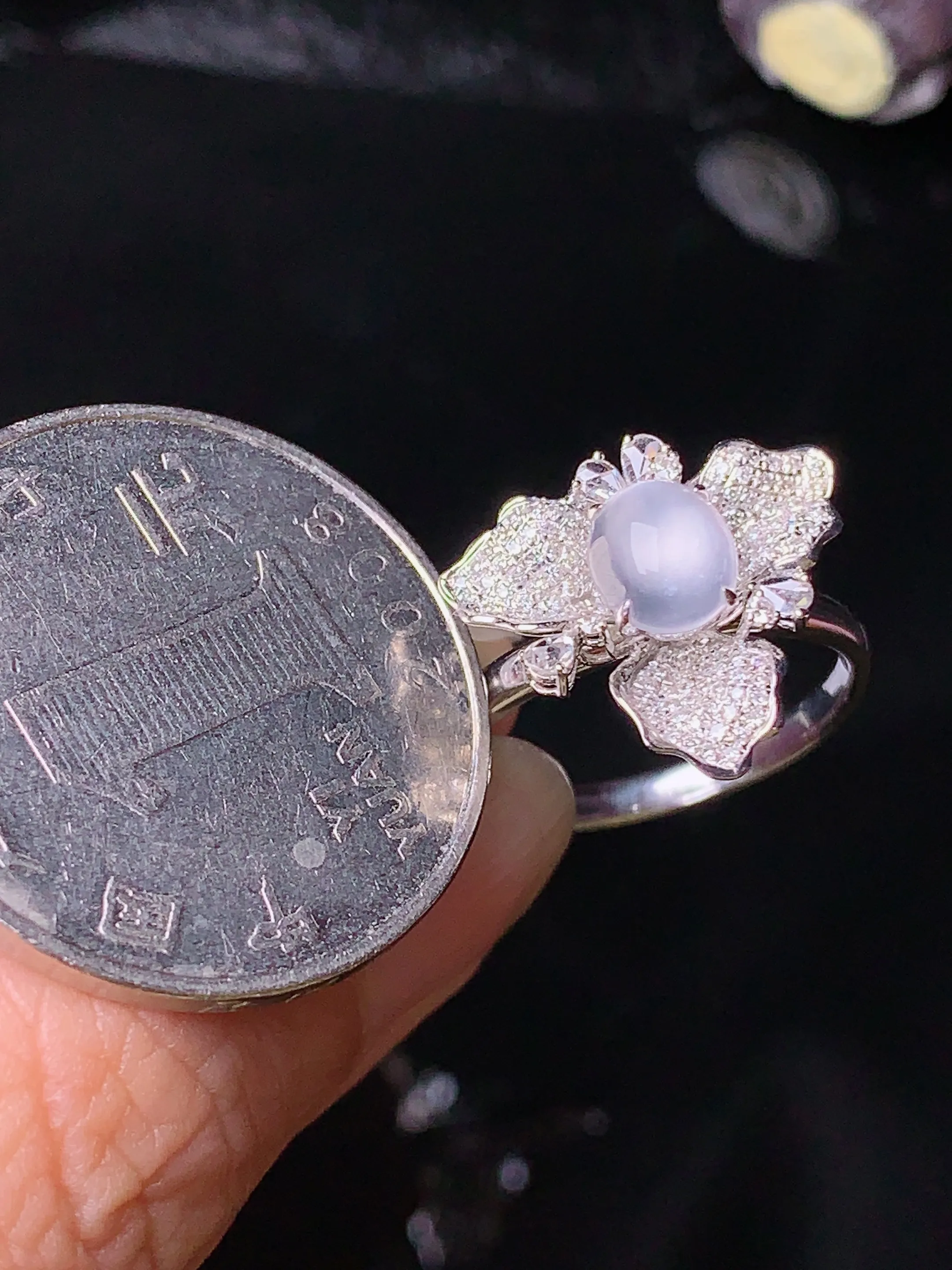 18k金钻镶嵌冰种蛋面戒指 玉质细腻 色泽艳丽 圈口13.5 整体尺寸14.5*16*8.3