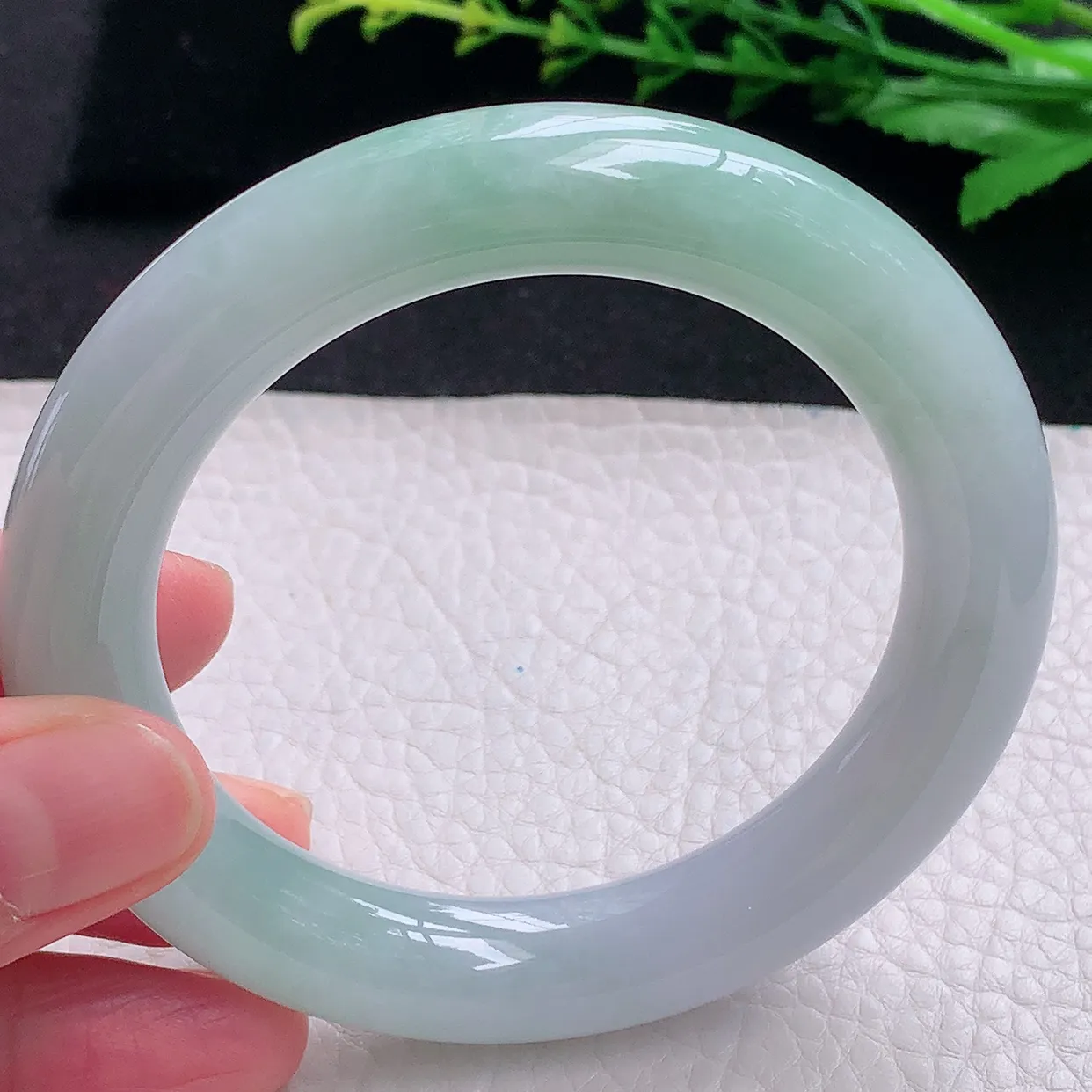 hy自然光57.5*12*11.6胖圆镯 天然缅甸翡翠a货飘绿清新圆条玉镯子 玉手环