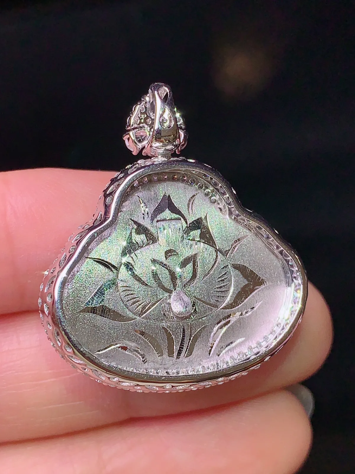 18k金钻镶嵌翠绿佛公吊坠 玉质细腻 色泽清新艳丽 整体尺寸30.3*27.2*10