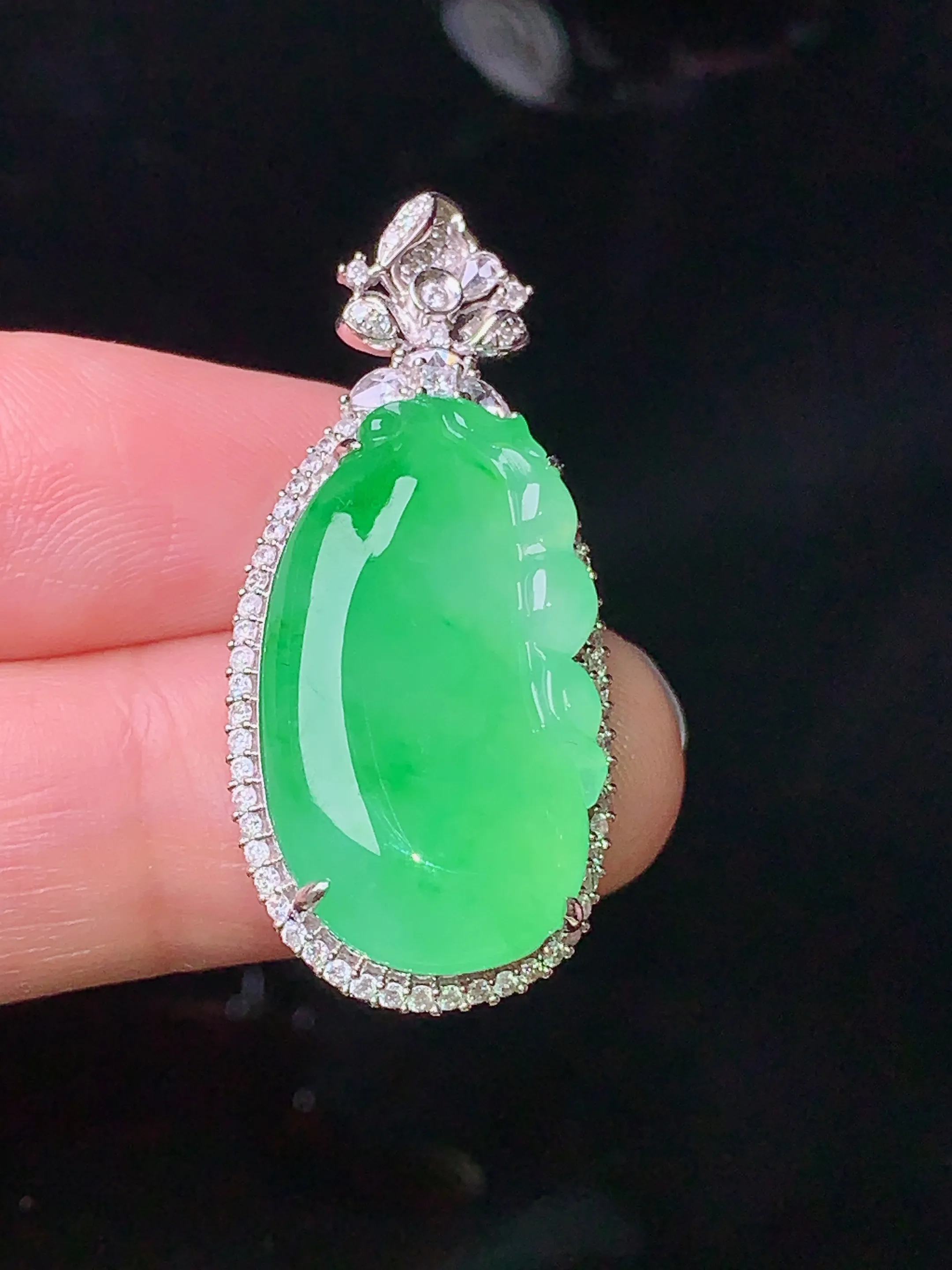 18k金钻镶嵌翠绿福瓜吊坠 玉质细腻 色泽艳丽 整体尺寸36.1*16.5*8.2