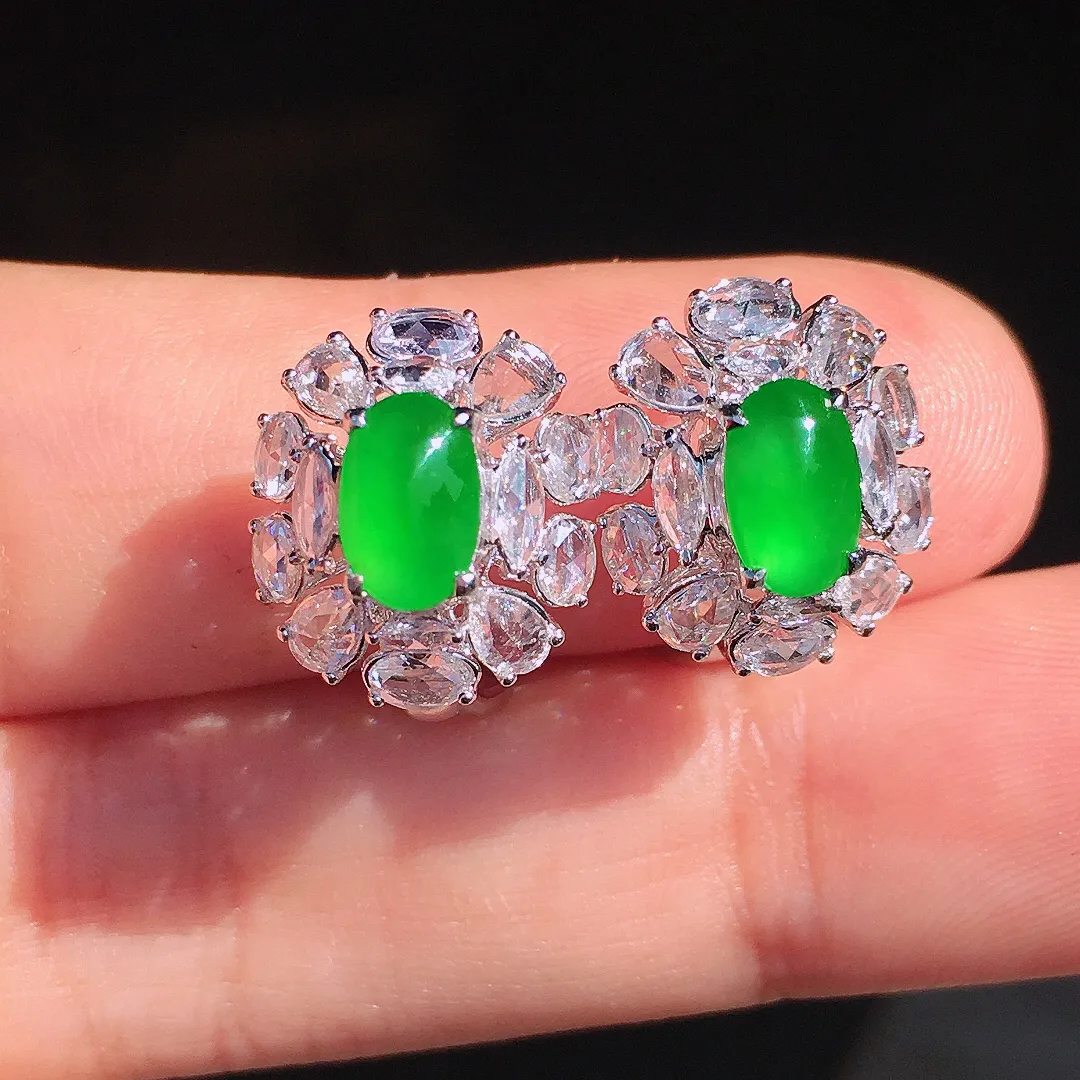 阳绿蛋面耳钉，色泽均匀艳丽，玉质细腻，荧光感超
强，饱满圆润，尽显优雅气质，18k
金豪华镶嵌