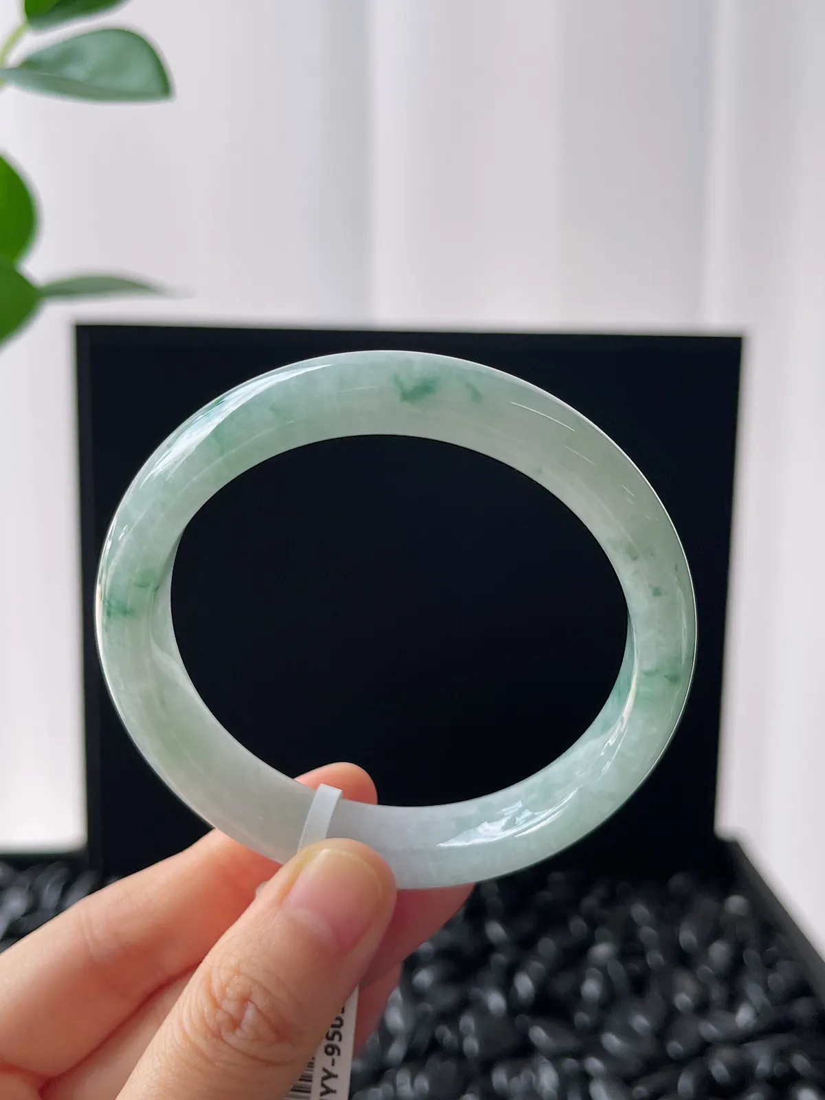 正圈57圈口，翡翠糯化种飘绿手镯