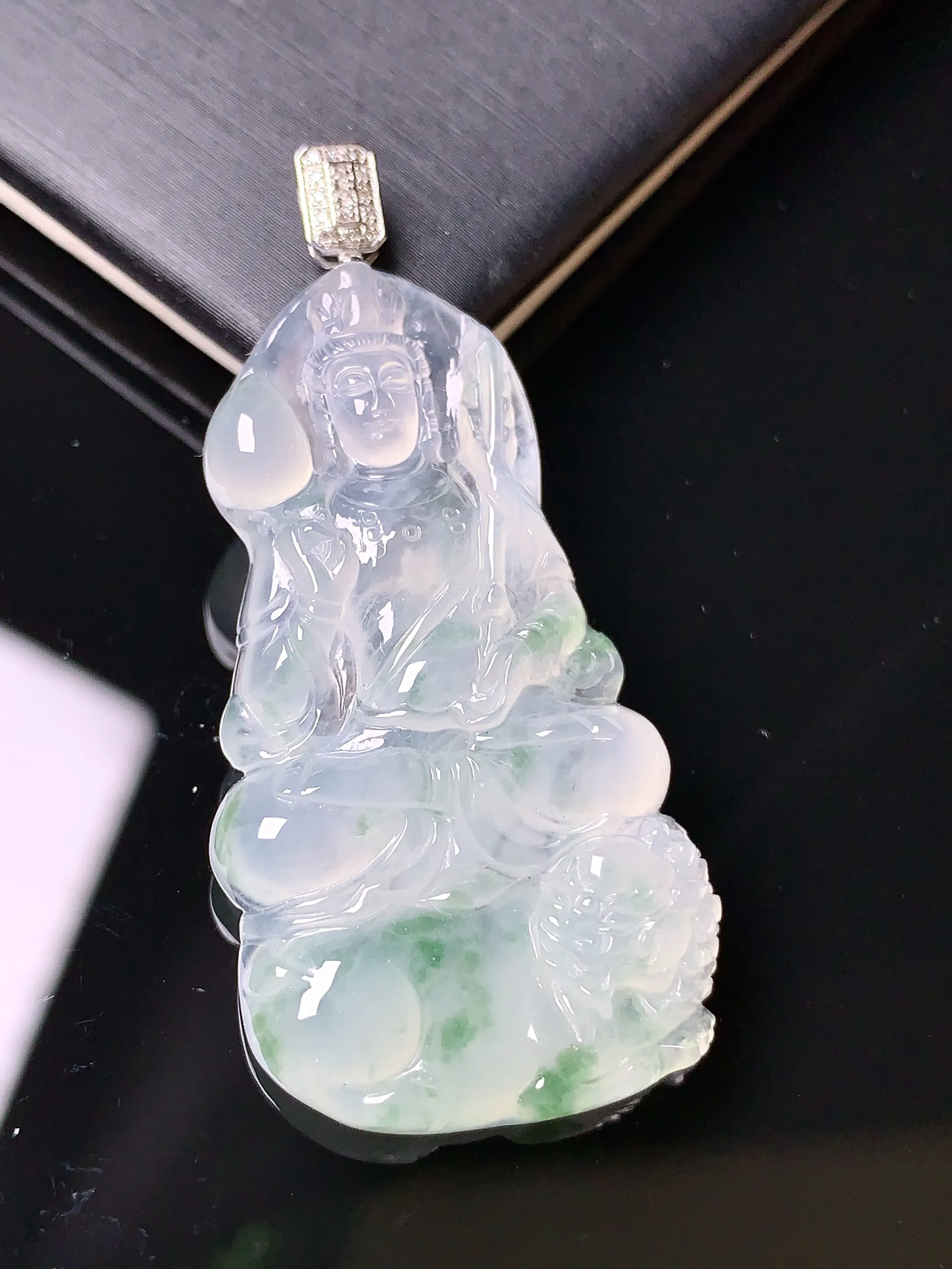 18k金钻镶嵌飘绿观音吊坠 玉质细腻 色泽艳丽 整体尺寸47.2*22.2*4.5