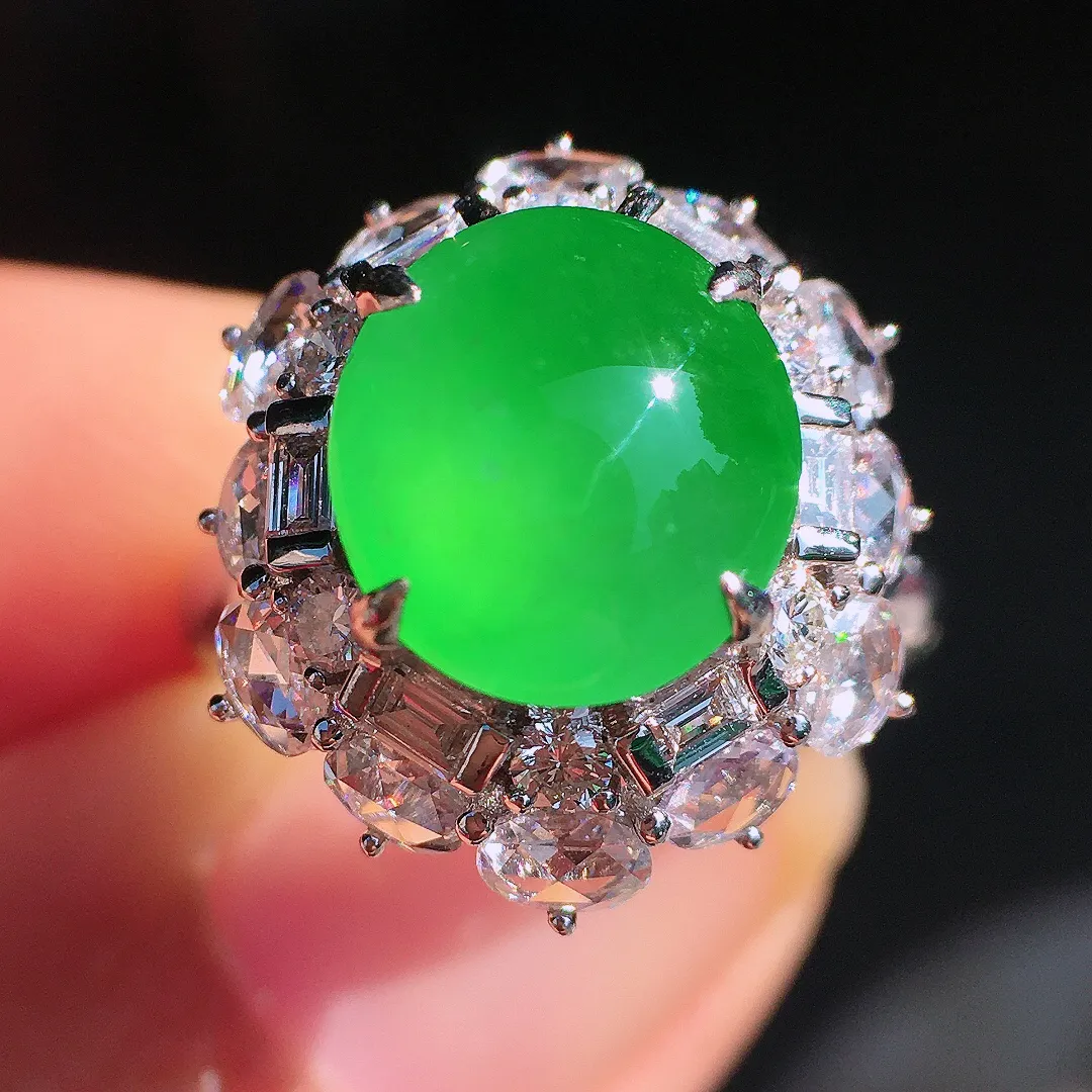 阳绿蛋面戒指，色泽均匀艳丽，玉质细腻，荧光感超
强，饱满圆润，尽显优雅气质，18k
金豪华镶嵌