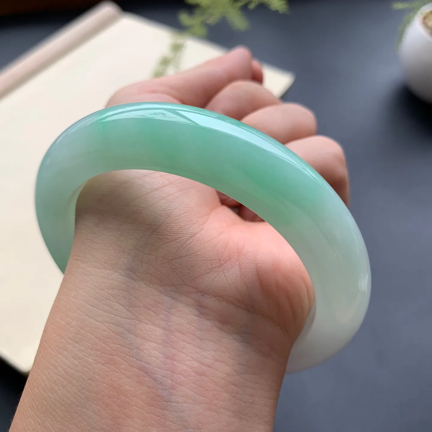 59圈口飘绿正圈手镯 尺寸：59-13-9.8，无纹裂，色泽靓丽，优美迷人