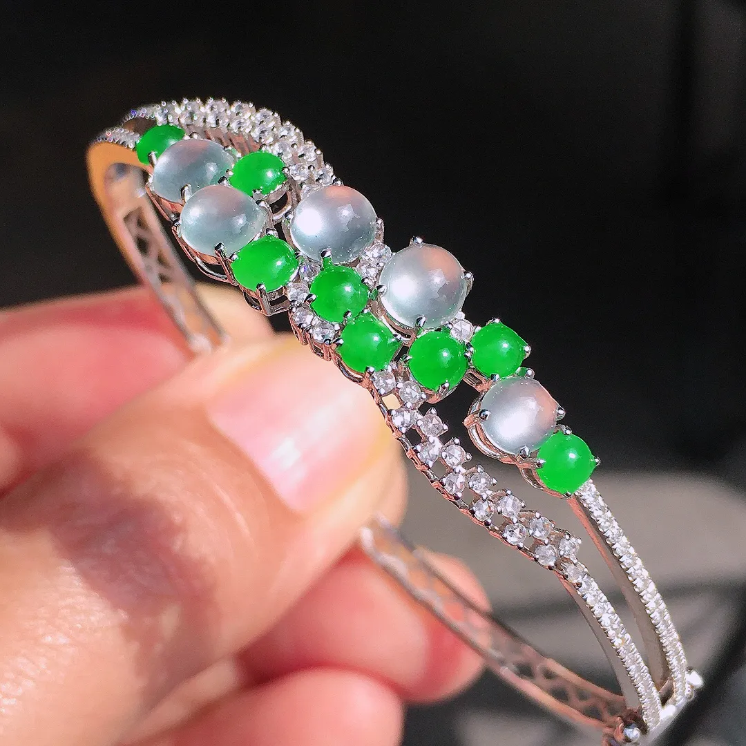 （冰+绿）二合一手镯，色泽均匀艳丽，玉质细腻，荧光感超
强，饱满圆润，尽显优雅气质，18k
金豪华镶