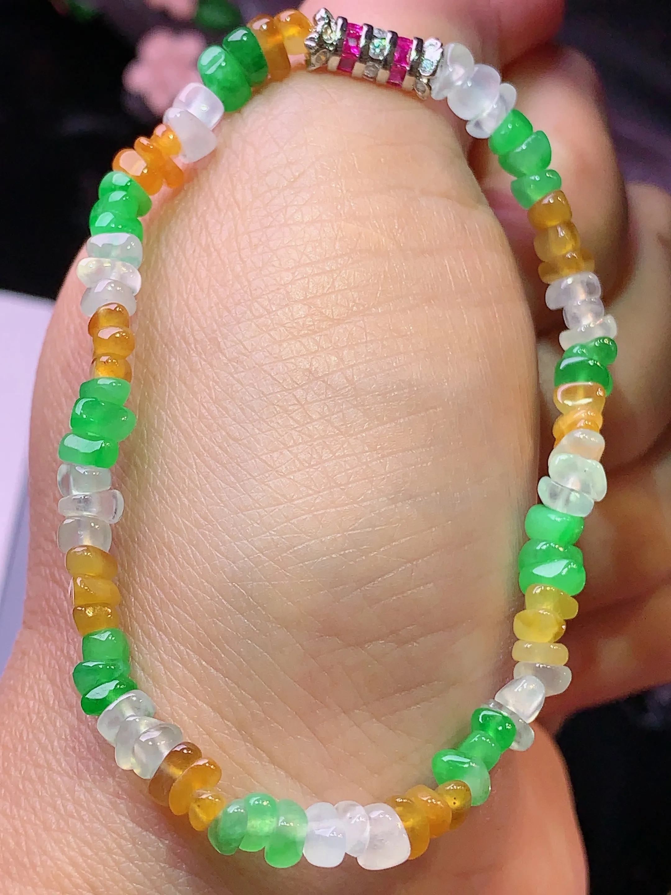 多彩随形手链 玉质细腻 色泽清新艳丽 整体尺寸4.6*3.8*2.5