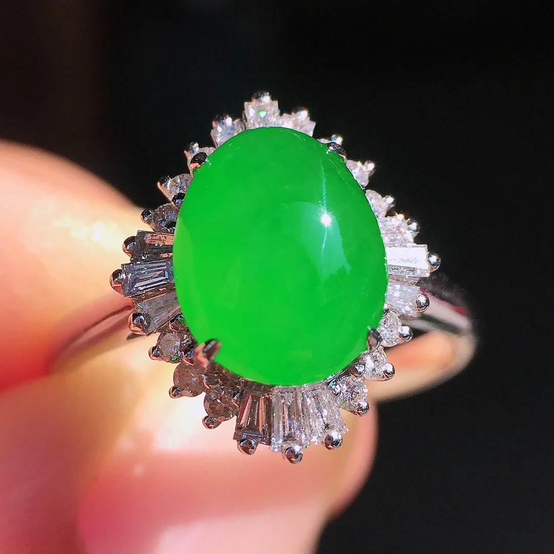 阳绿蛋面戒指，色泽均匀艳丽，玉质细腻，荧光感超
强，饱满圆润，尽显优雅气质，18k
金豪华镶嵌