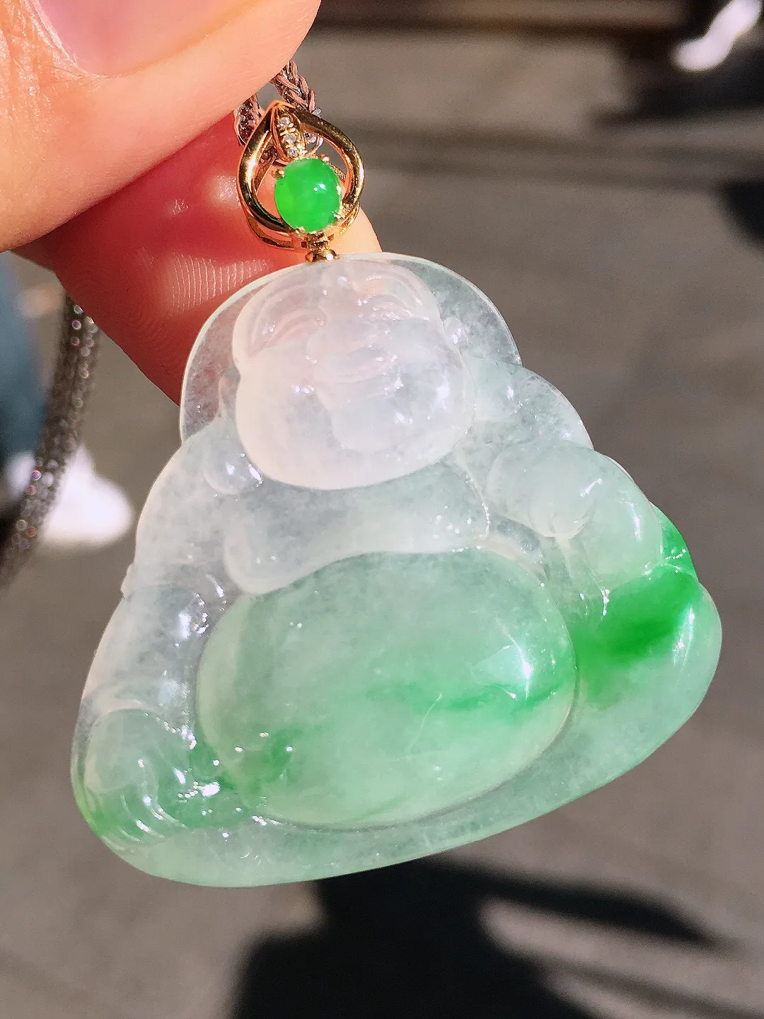 飘绿钱袋佛吊坠，色泽艳丽，玉质细腻，荧光感超
强，饱满圆润，尽显优雅气质，18k
金豪华镶嵌