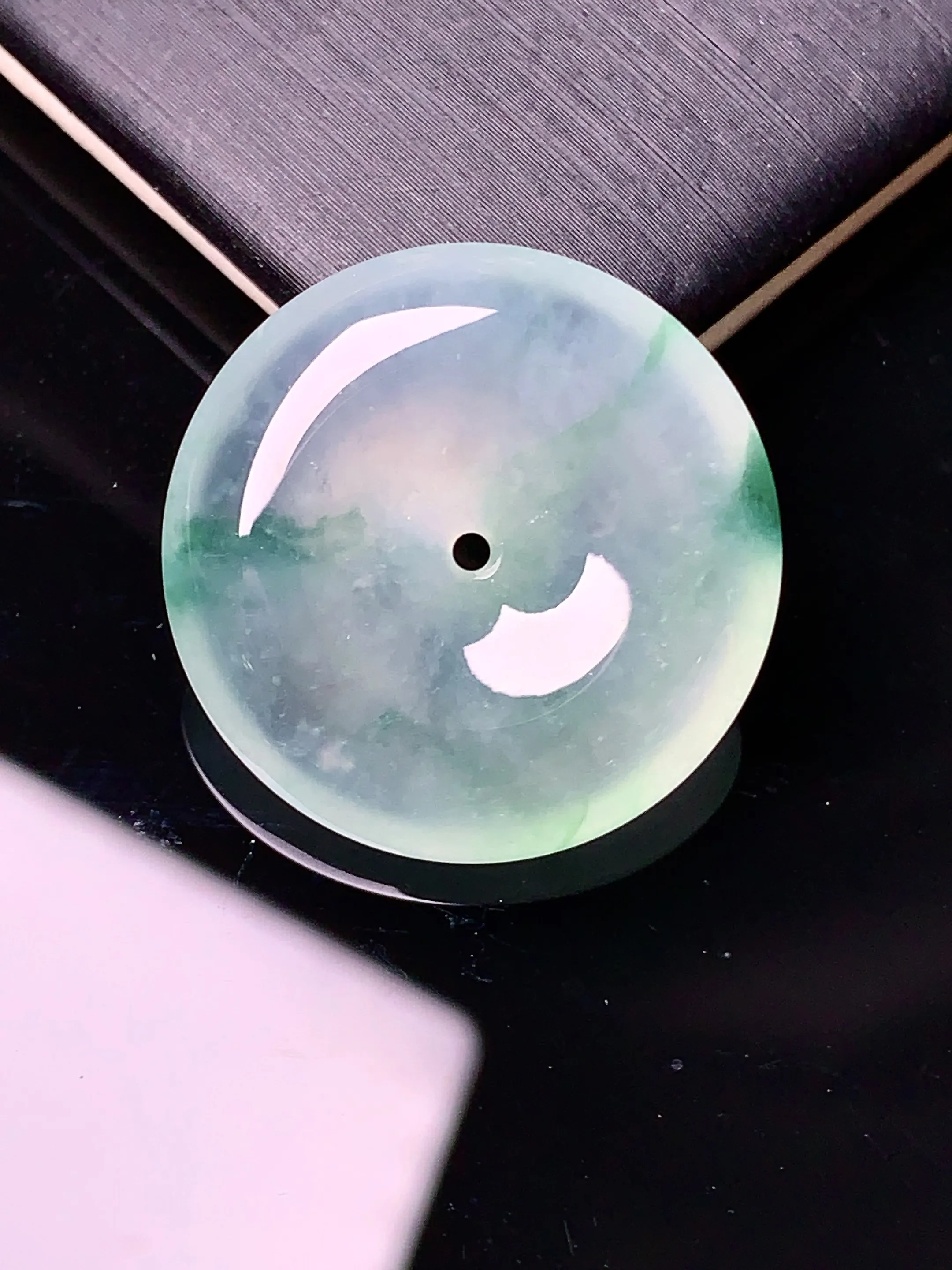 冰种飘绿平安扣吊坠 玉质细腻 色泽清新艳丽 整体尺寸23.2*6