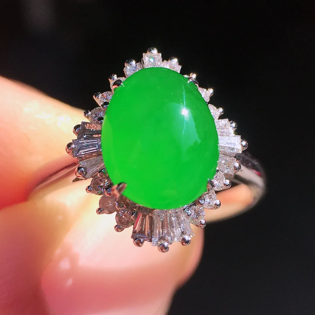 阳绿蛋面戒指，色泽均匀艳丽，玉质细腻，荧光感超
强，饱满圆润，尽显优雅气质，18k
金豪华镶嵌