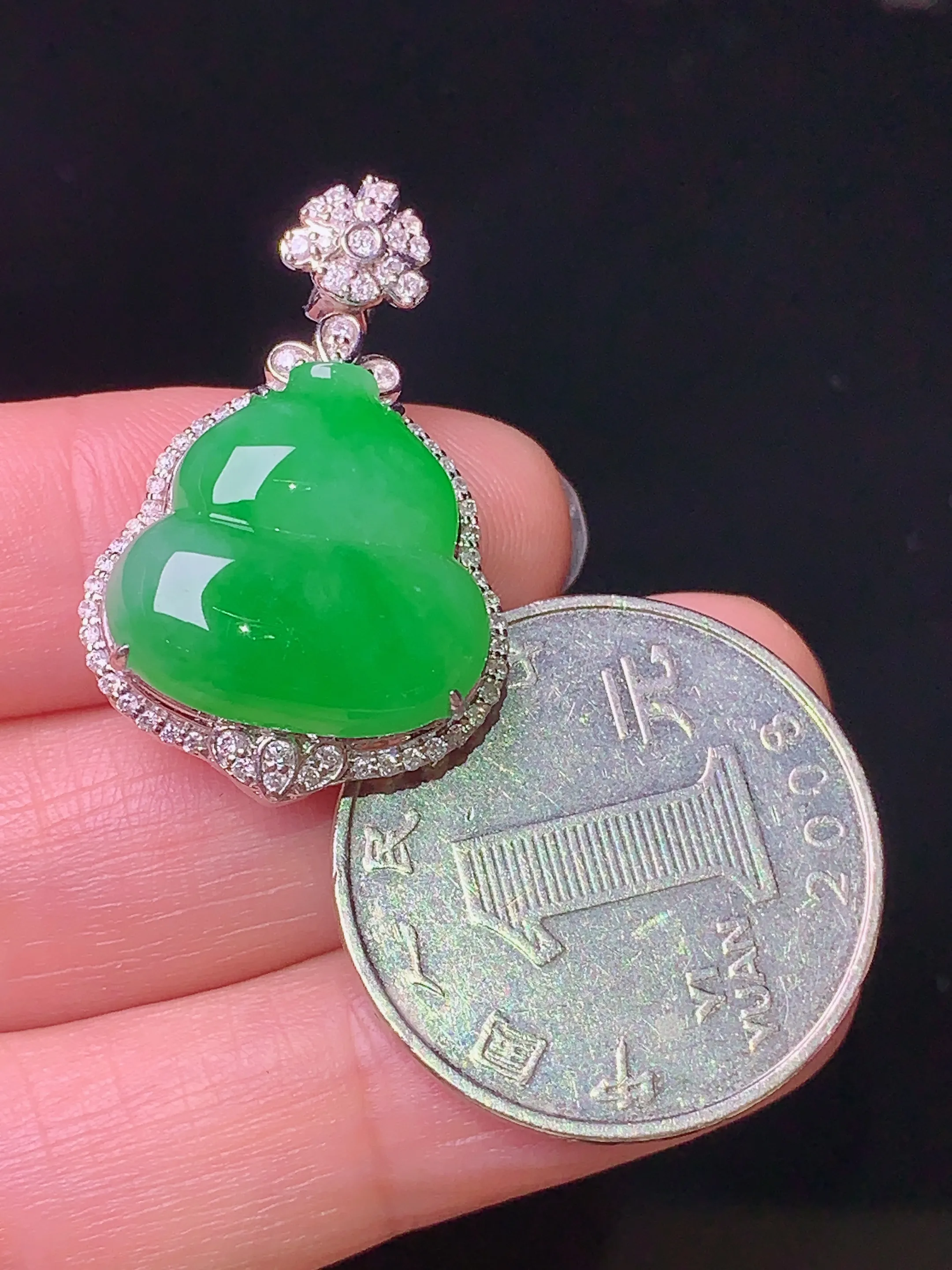 18k金钻镶嵌满绿葫芦吊坠 玉质细腻 色泽艳丽 整体尺寸29.5*19*9.2