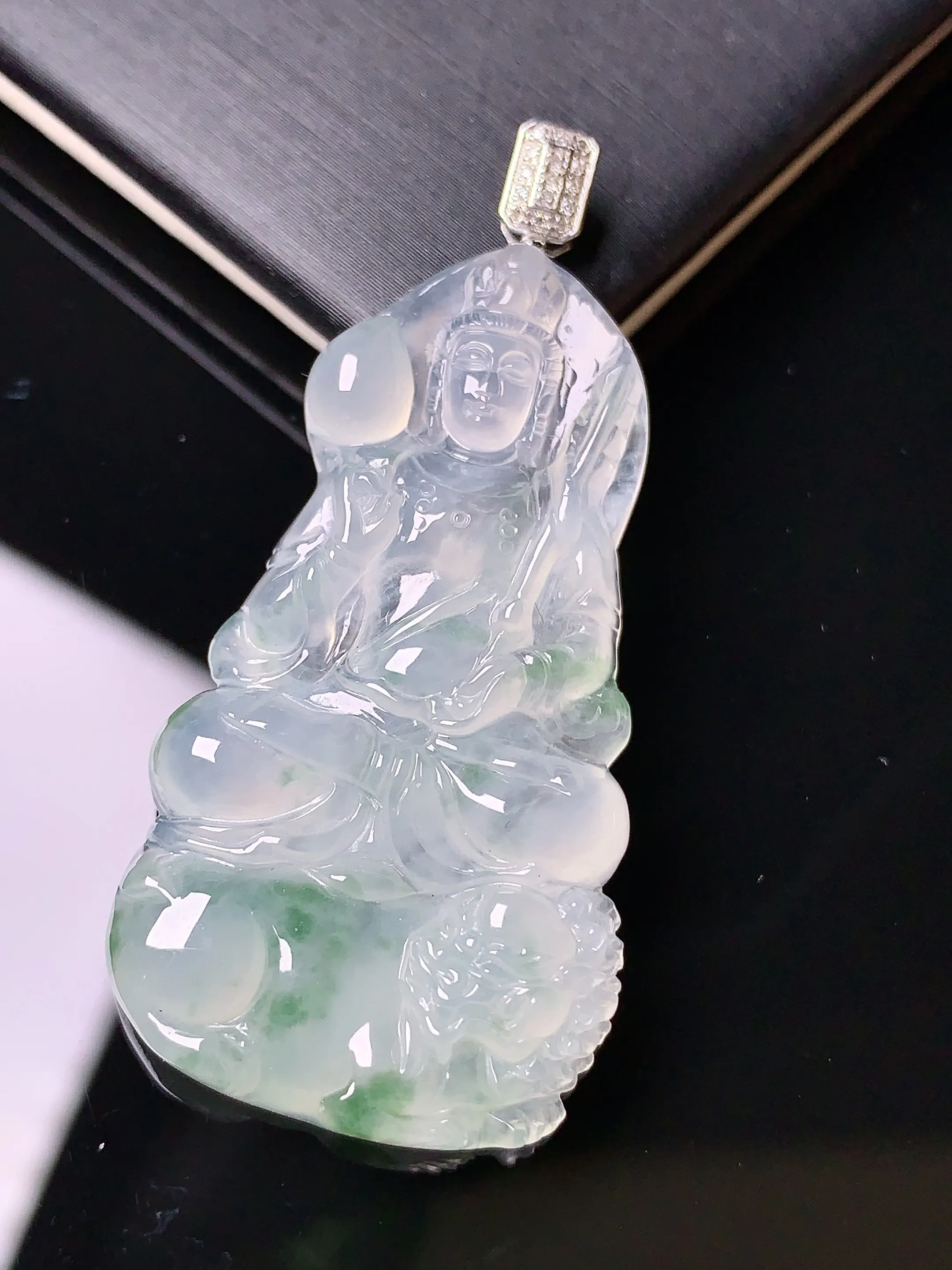 18k金钻镶嵌飘绿观音吊坠 玉质细腻 色泽艳丽 整体尺寸47.2*22.2*4.5