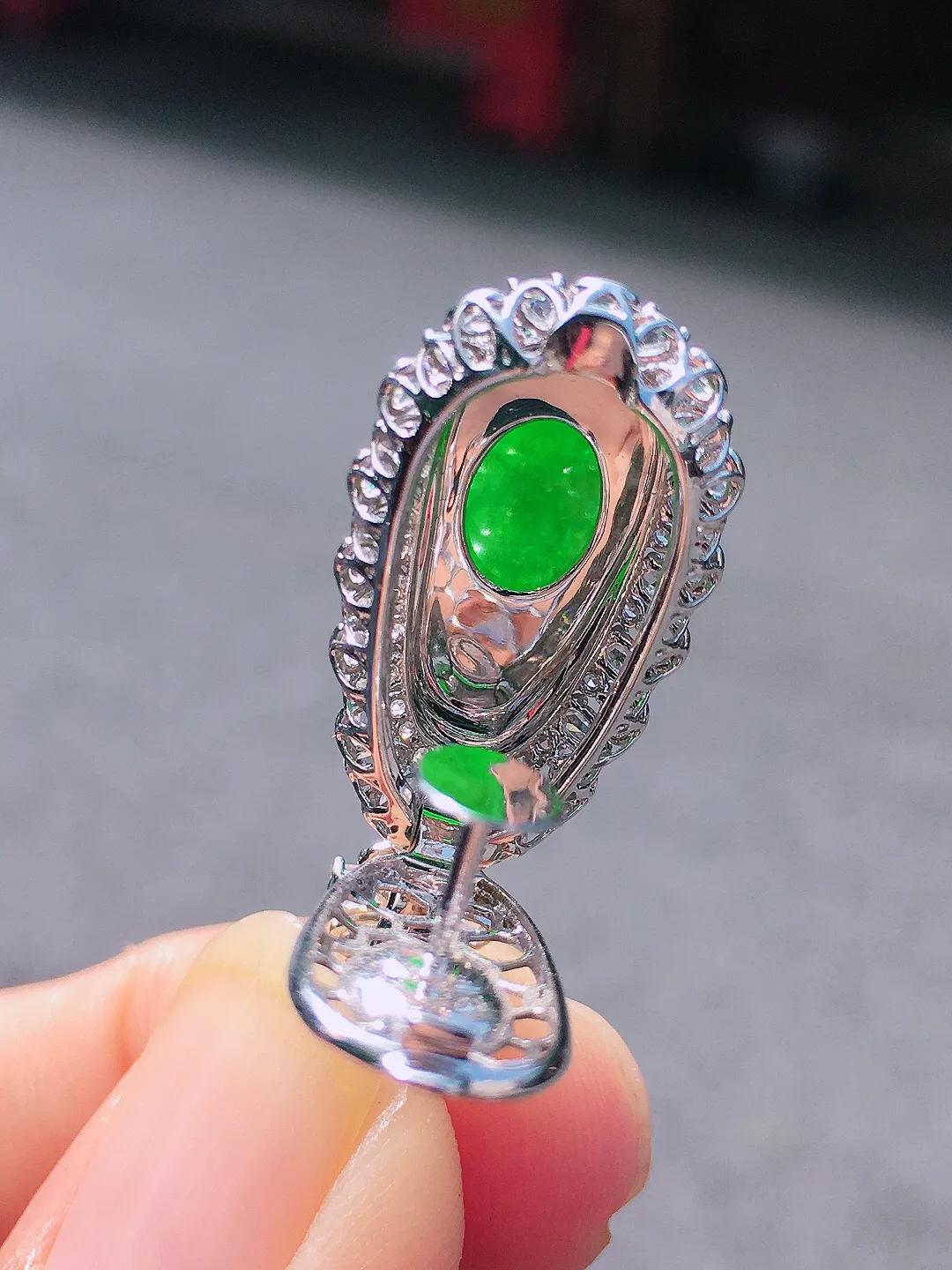 阳绿福豆吊坠，色泽均匀艳丽，玉质细腻，荧光感超
强，饱满圆润，尽显优雅气质，18k
金豪华镶嵌