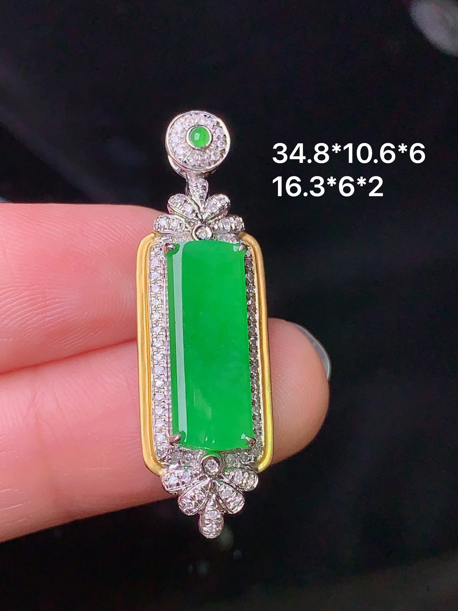 18k金钻镶嵌翠绿无事牌吊坠 玉质细腻 色泽艳丽 整体尺寸34.6*10.6*6