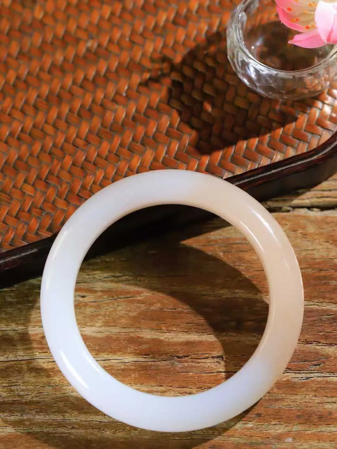 【柔情素语·手镯】

收藏级️和田玉藕粉白双色手镯，玉质细腻温润，手感舒适，️线条流畅，简约大气，美自天成，佩戴于腕间，婉约之美，举手投足间透出那份低调奢华，醉人心扉。重67克 内径圈口58mm  尺寸12.6-10.3mm   FDA-55110500